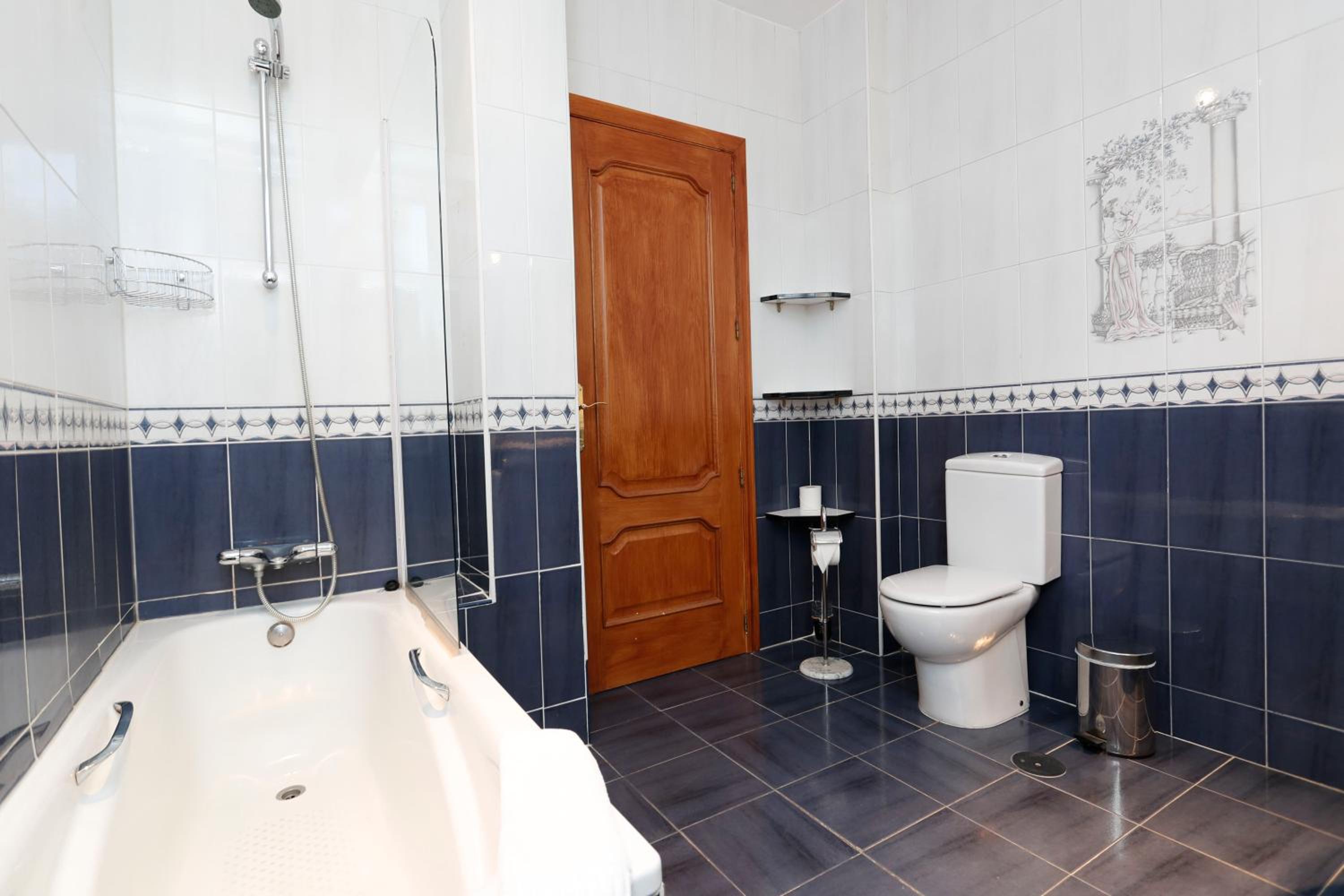 Double Room with Bath - Photo 13