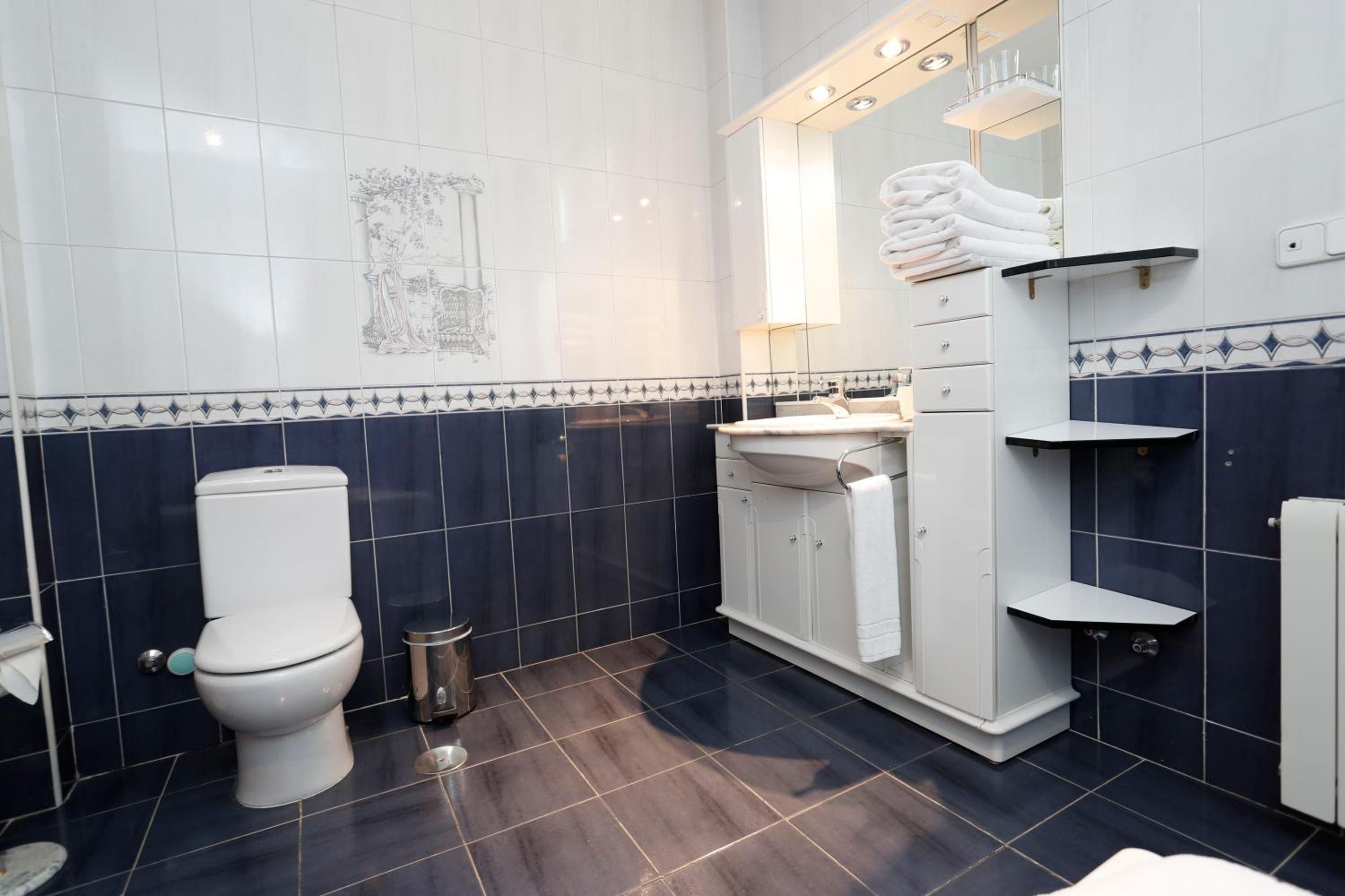 Double Room with Bath - Photo 6