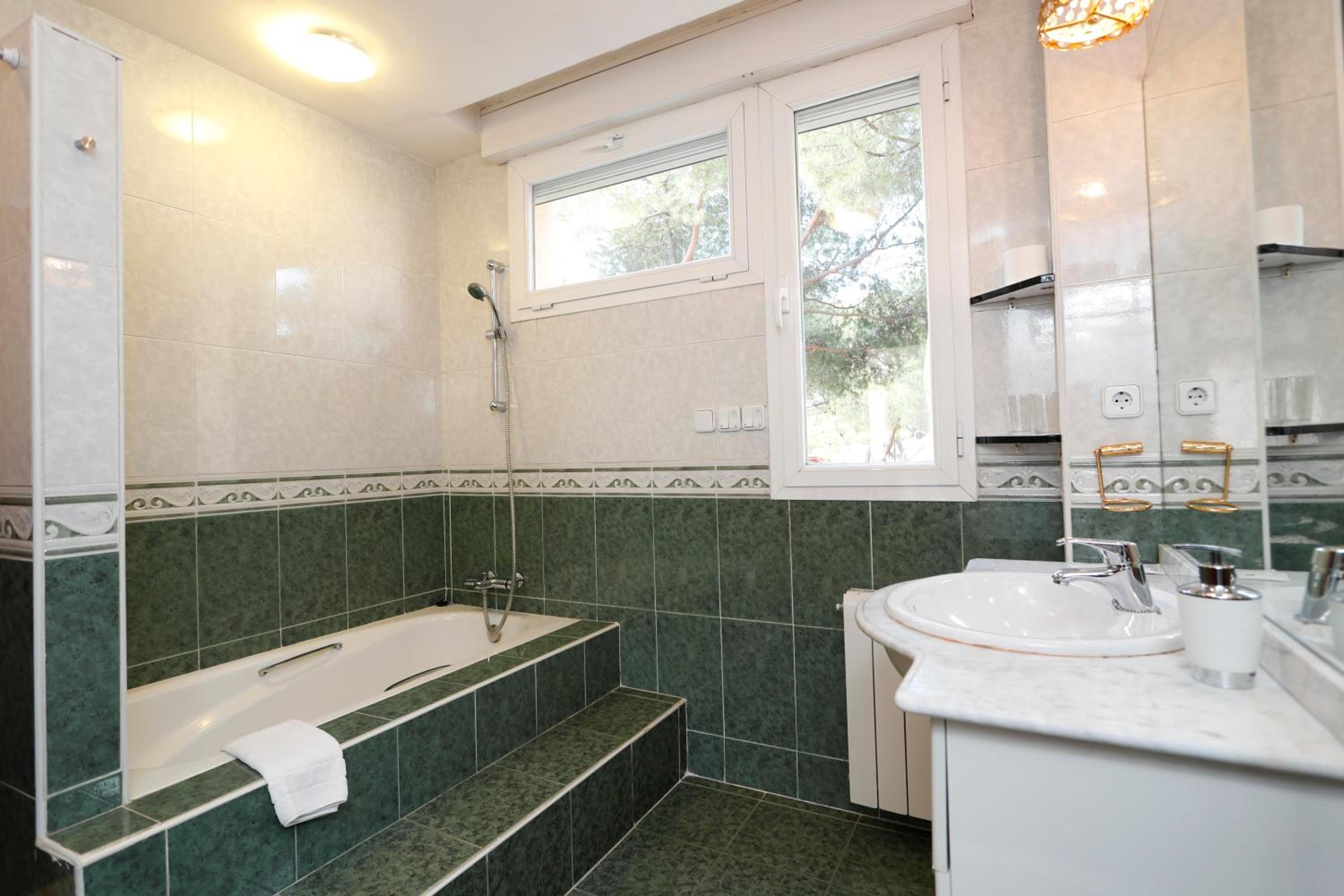Double Room with Bath - Photo 4