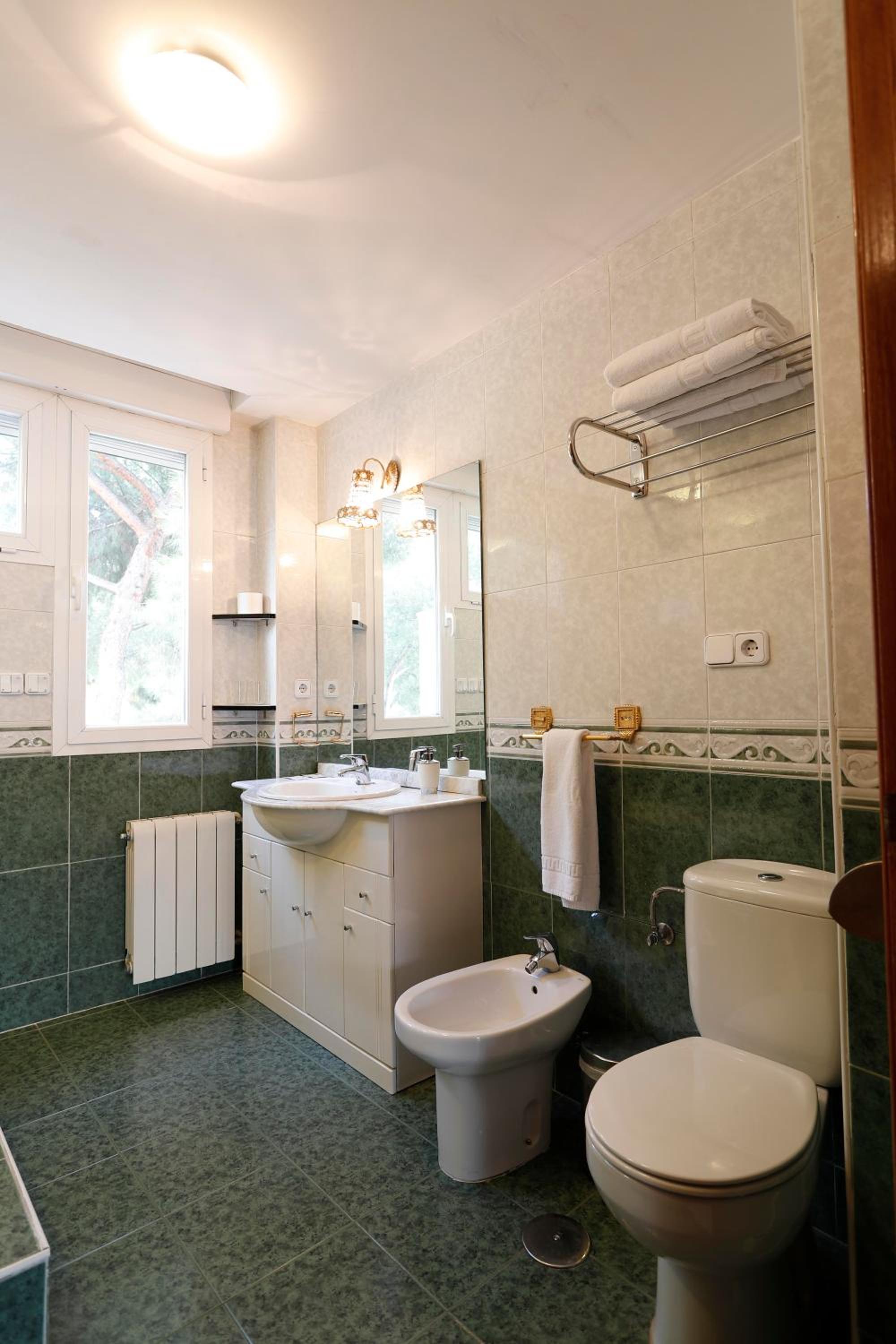 Double Room with Bath - Photo 7