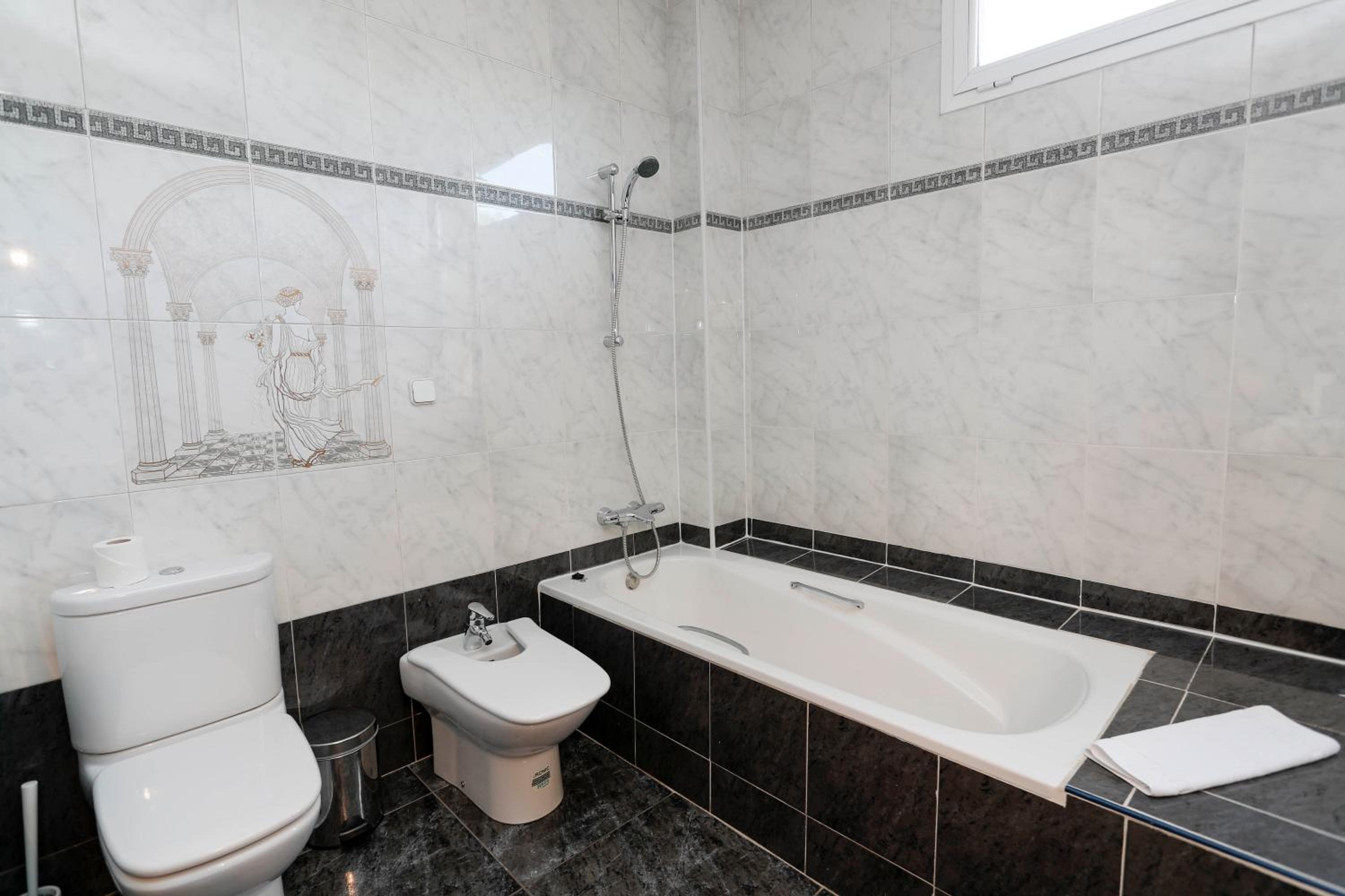 Double Room with Bath - Photo 8