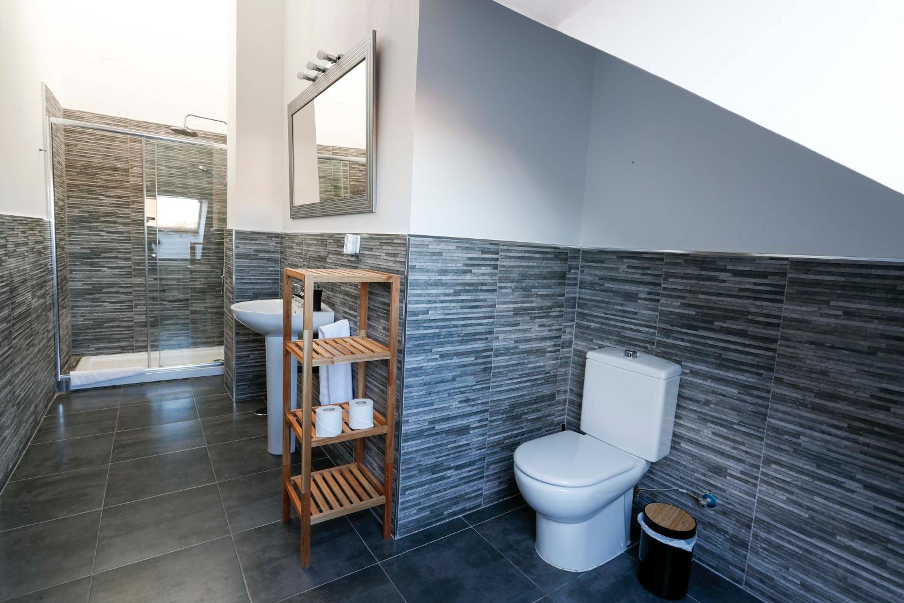 Double Room with Bath - Photo 11