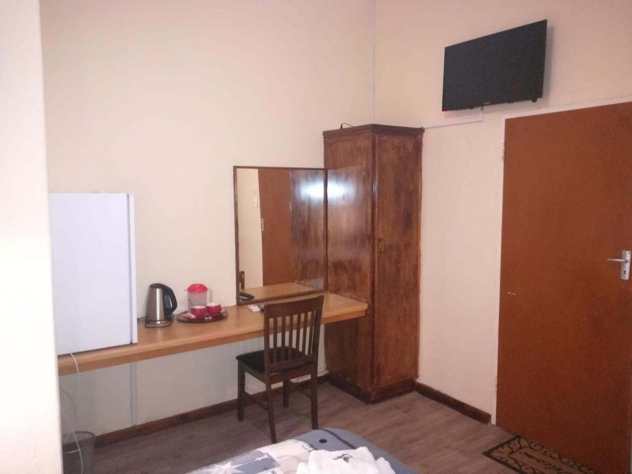 Queen Room photo 3