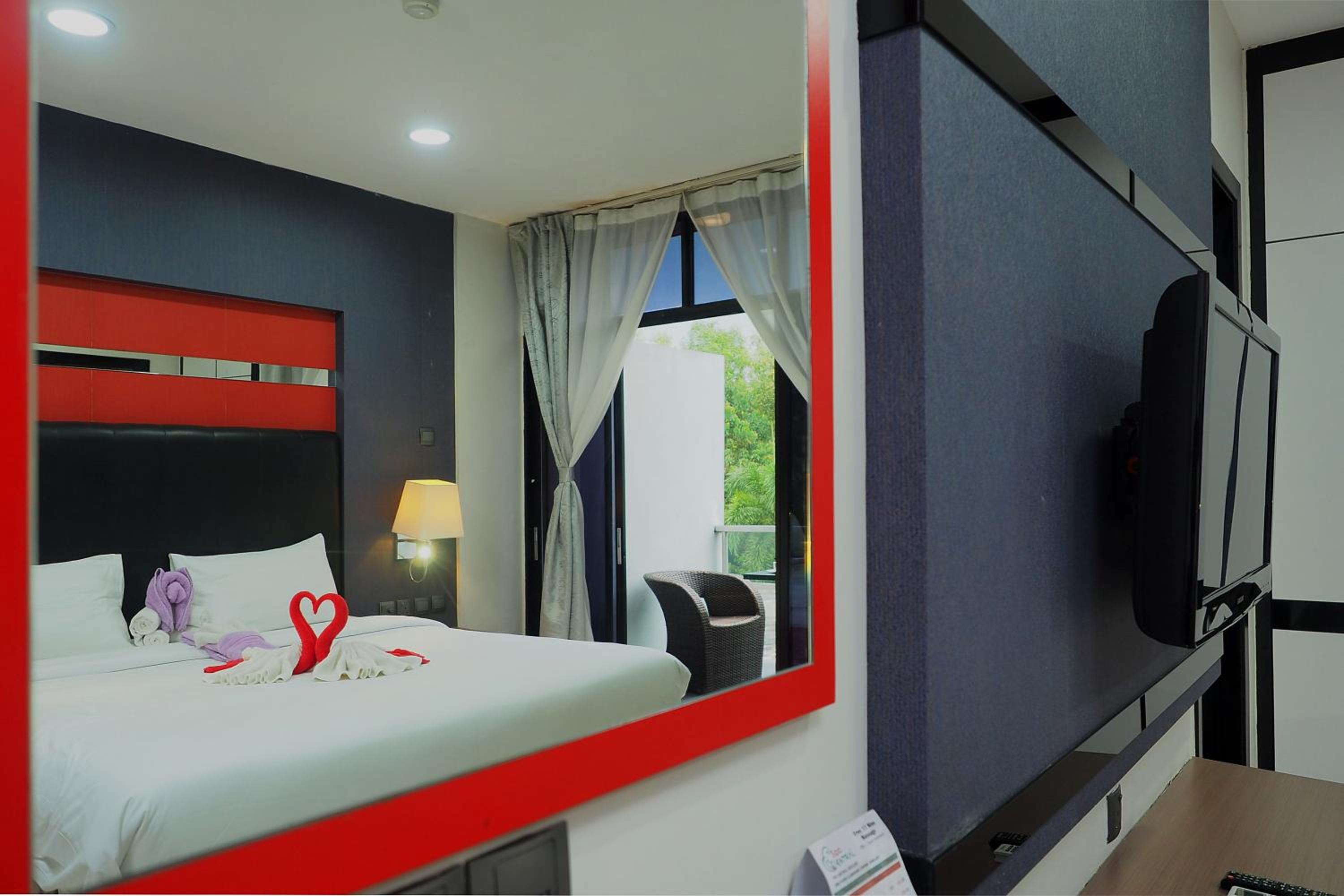 Deluxe King Room with Balcony photo 1