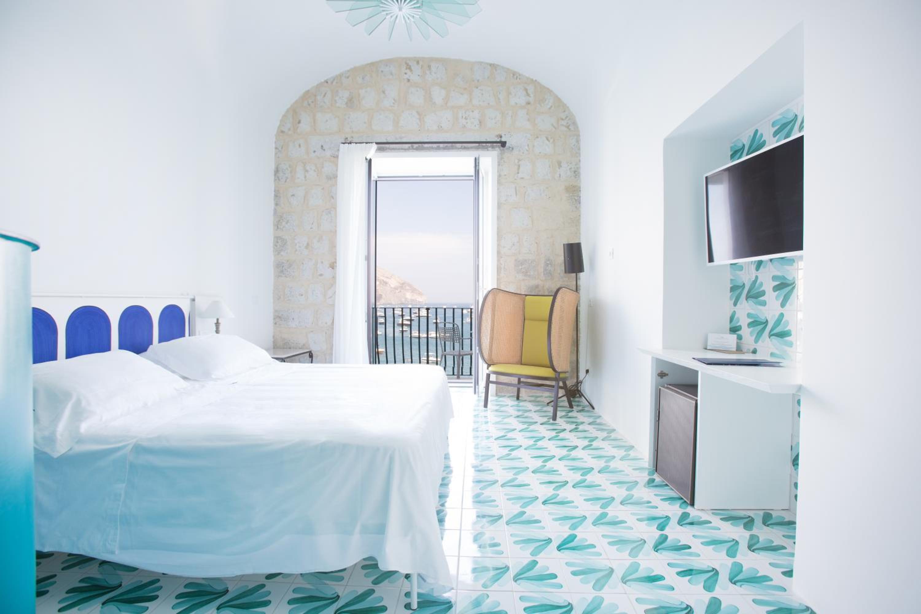 Deluxe Room with Balcony and Sea View - Photo 1