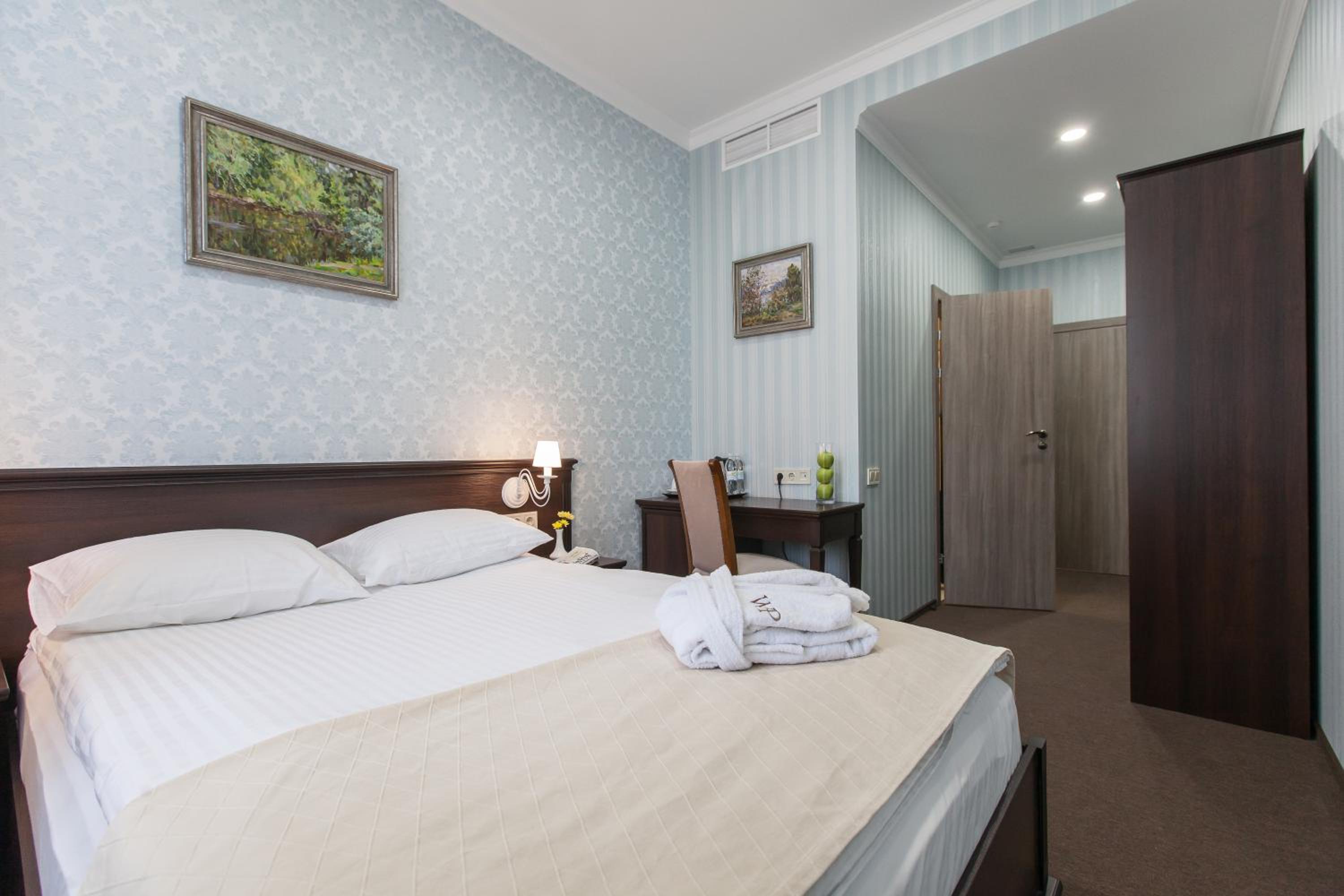 Standard Queen Room