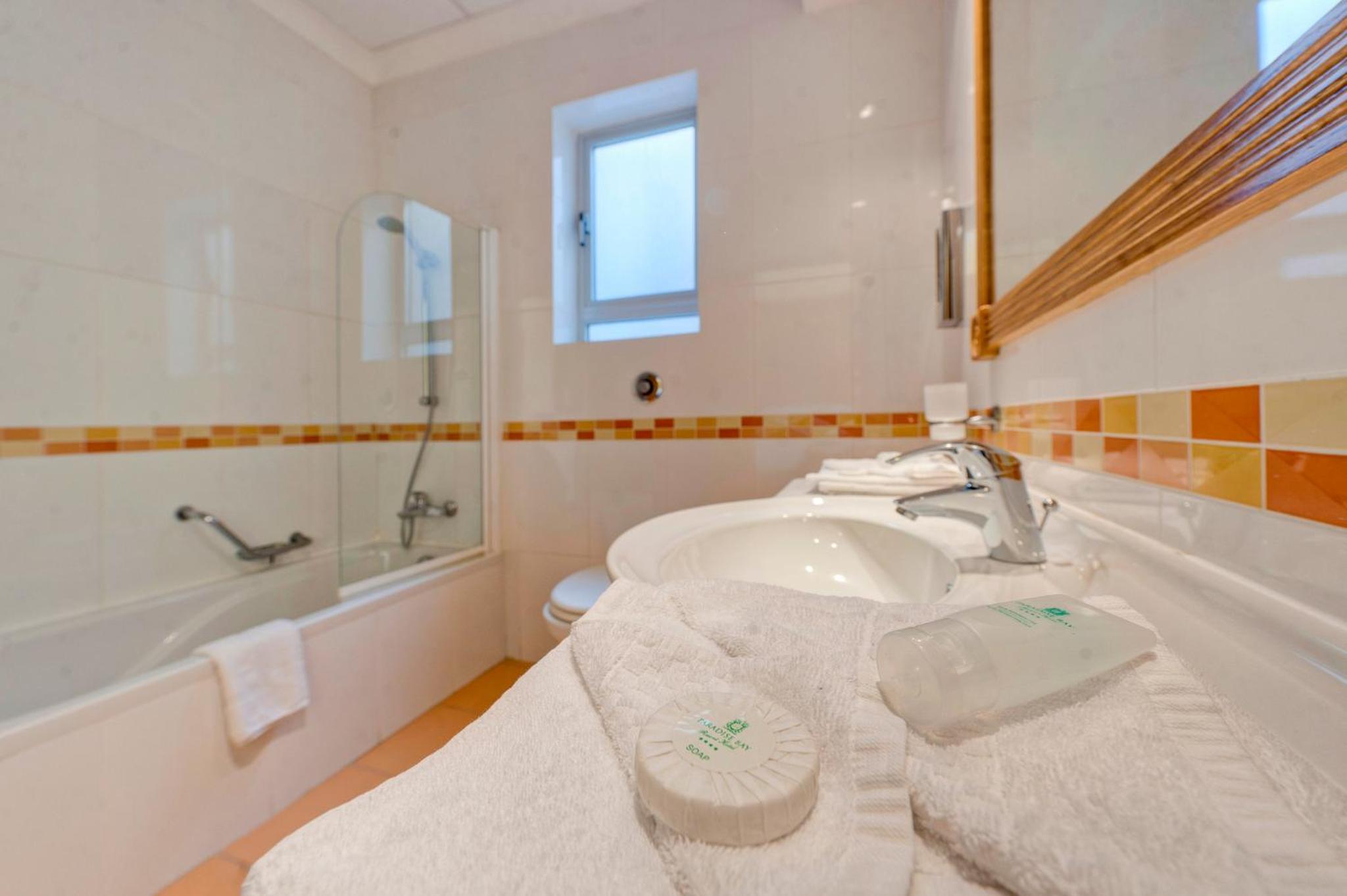 Double or Twin Room with Sea View - Photo 6