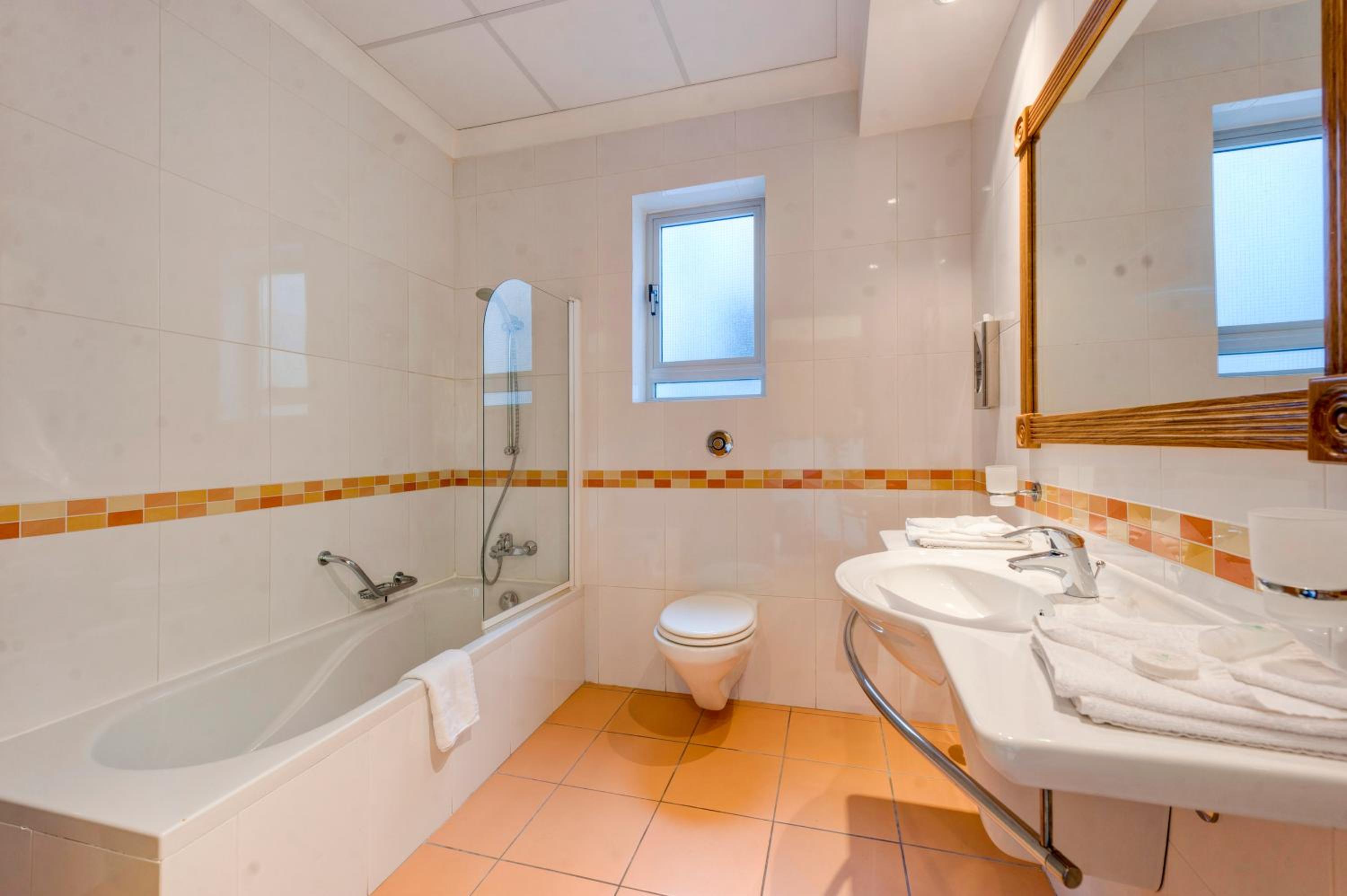 Double or Twin Room with Sea View South Facing - Photo 6