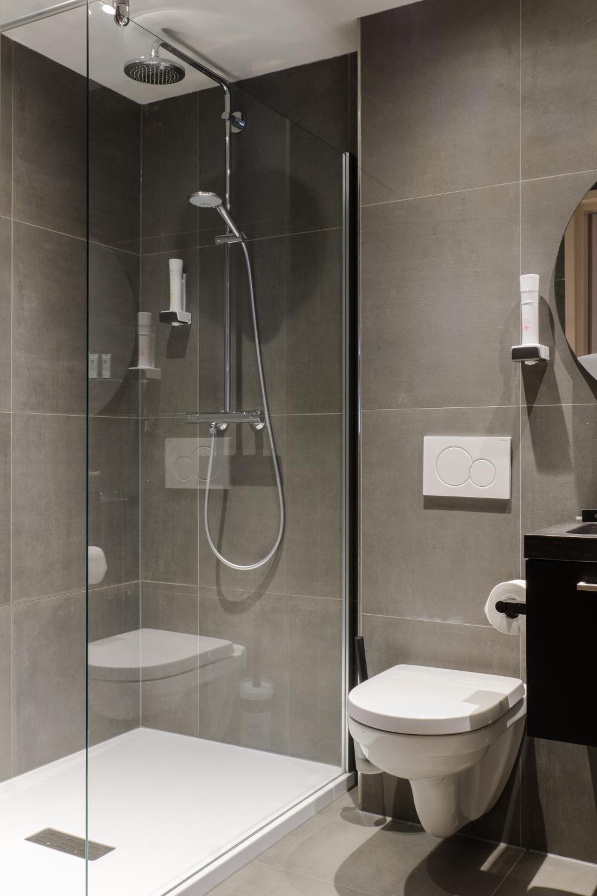 Deluxe Suite with City View photo 3