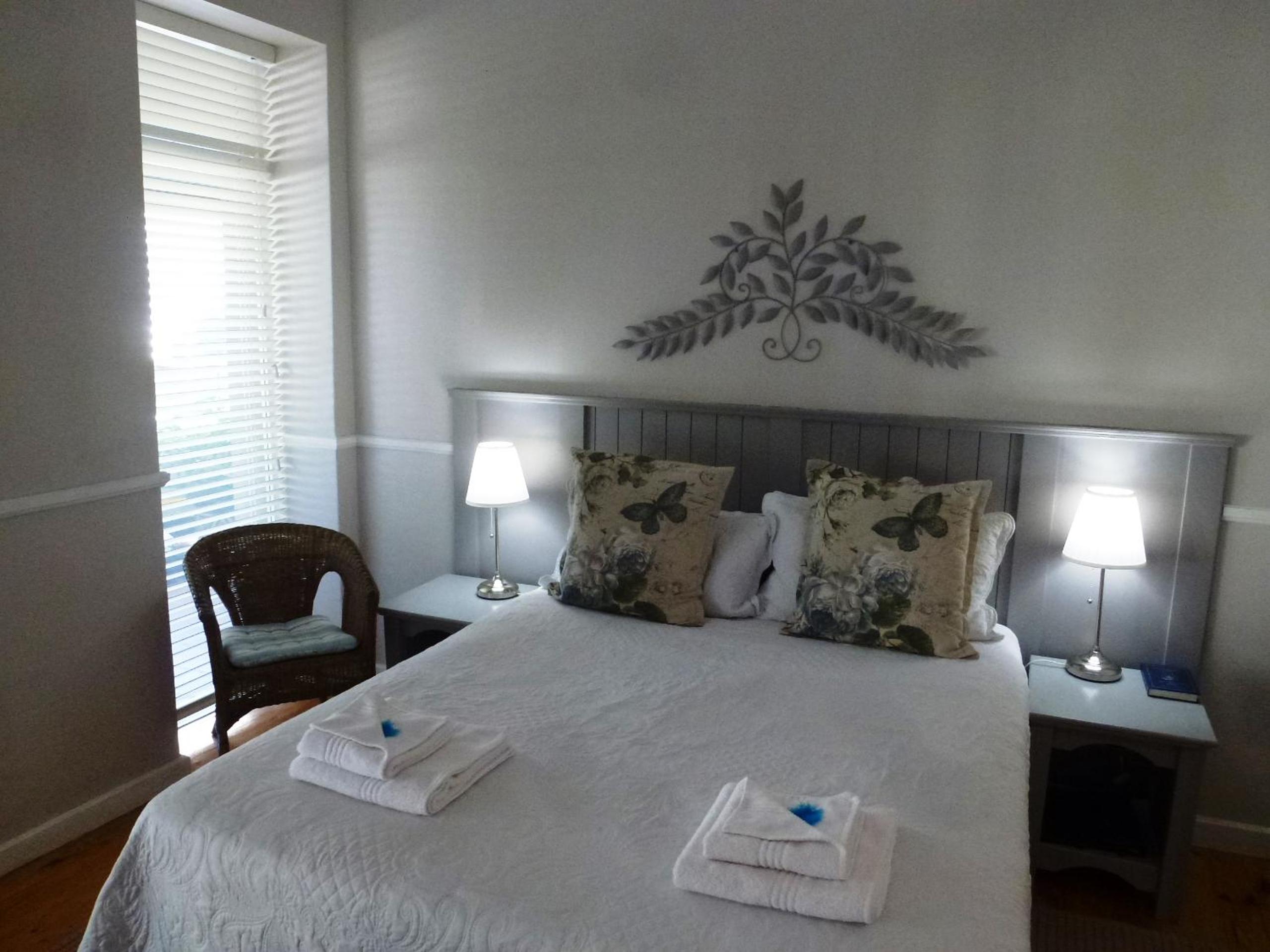 Main House Queen Bed Room - Photo 5