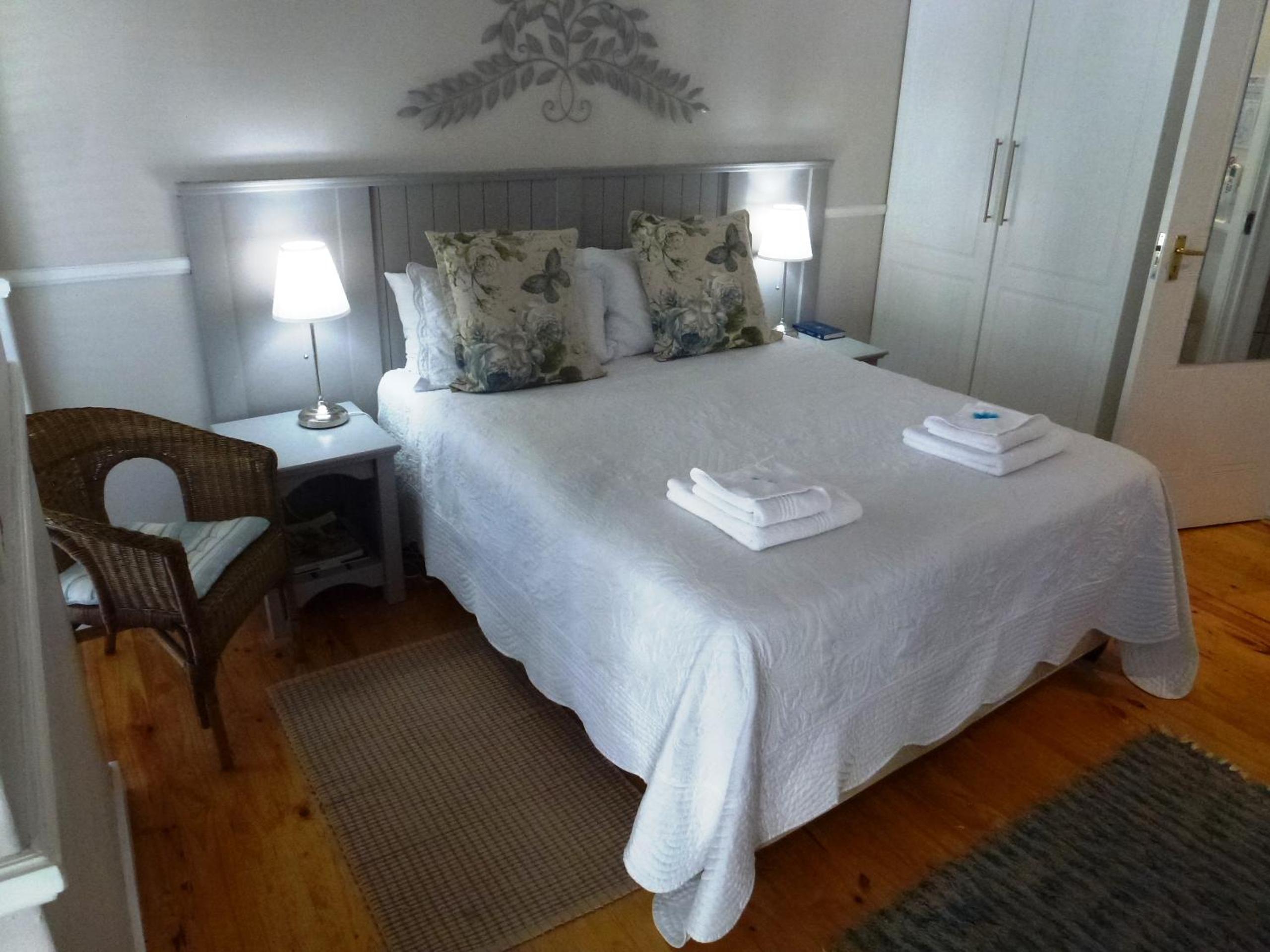 Main House Queen Bed Room - Photo 8