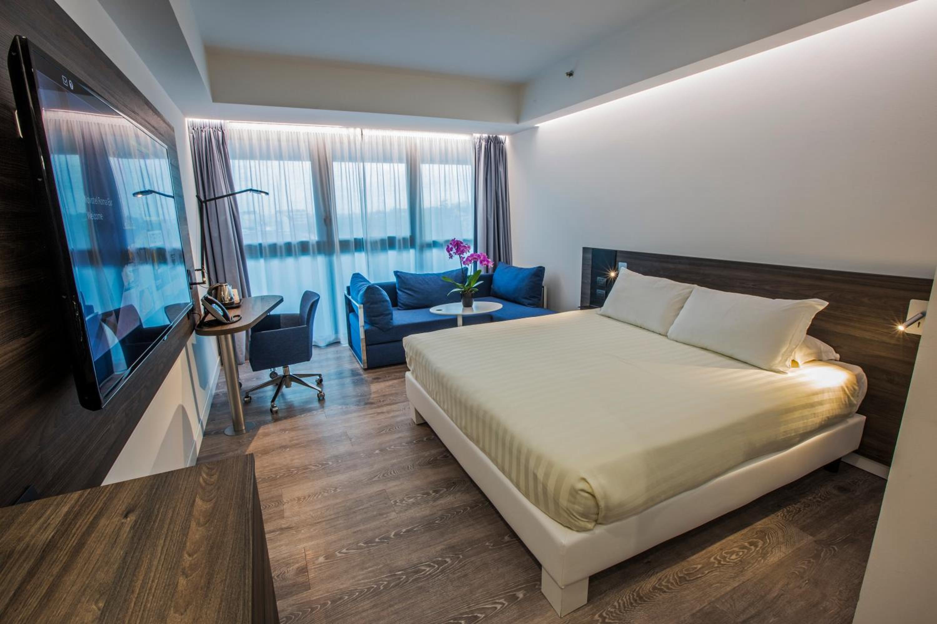 Superior Double Room with Sofa Bed thumbnail 5
