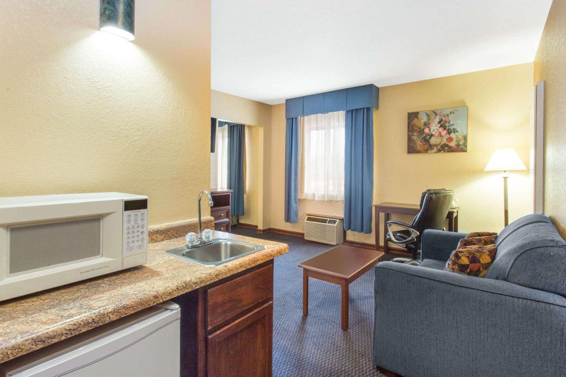 One-Bedroom King Suite - Non-Smoking - Photo 4