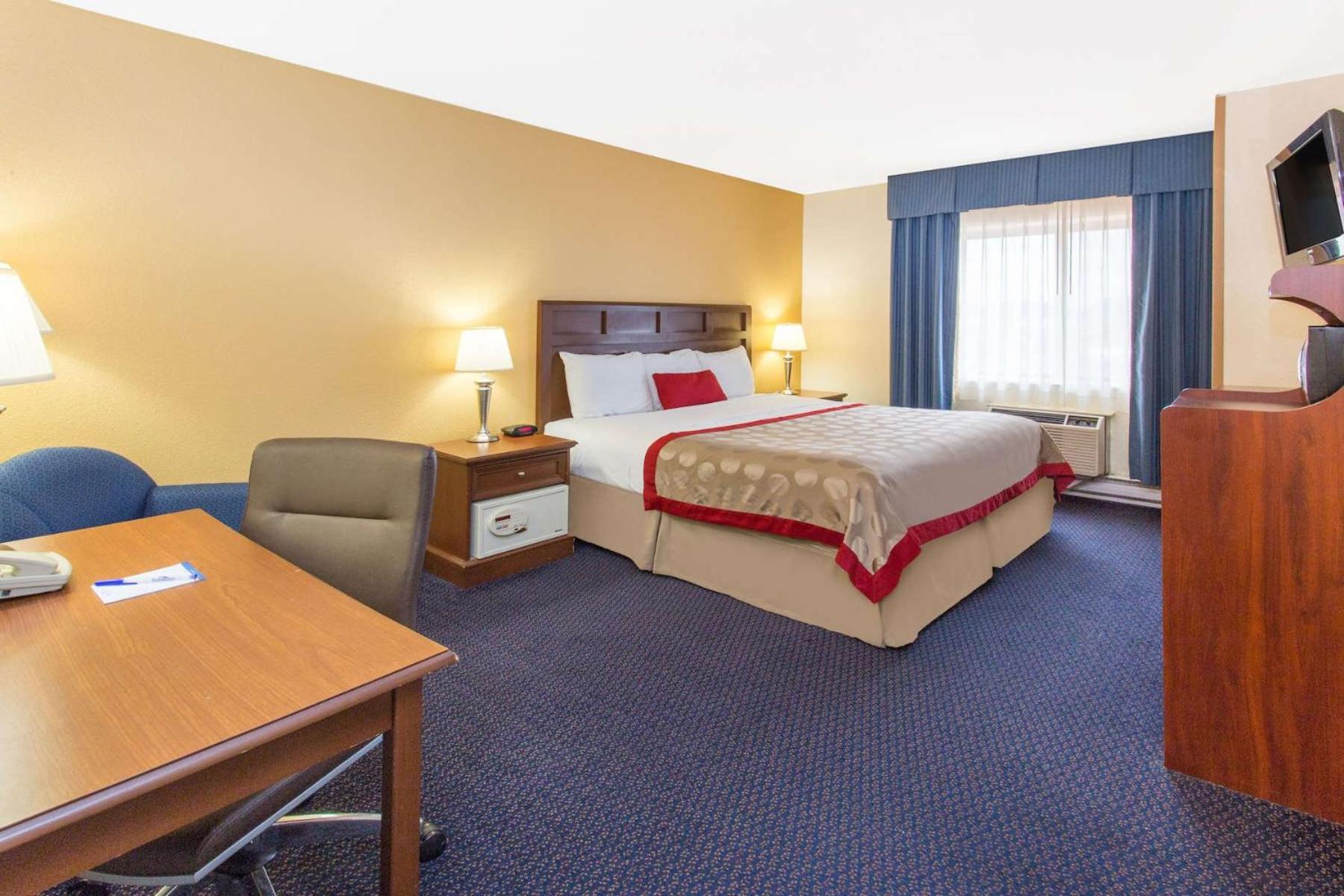 Business Suite with King Bed- Non-Smoking - Photo 1