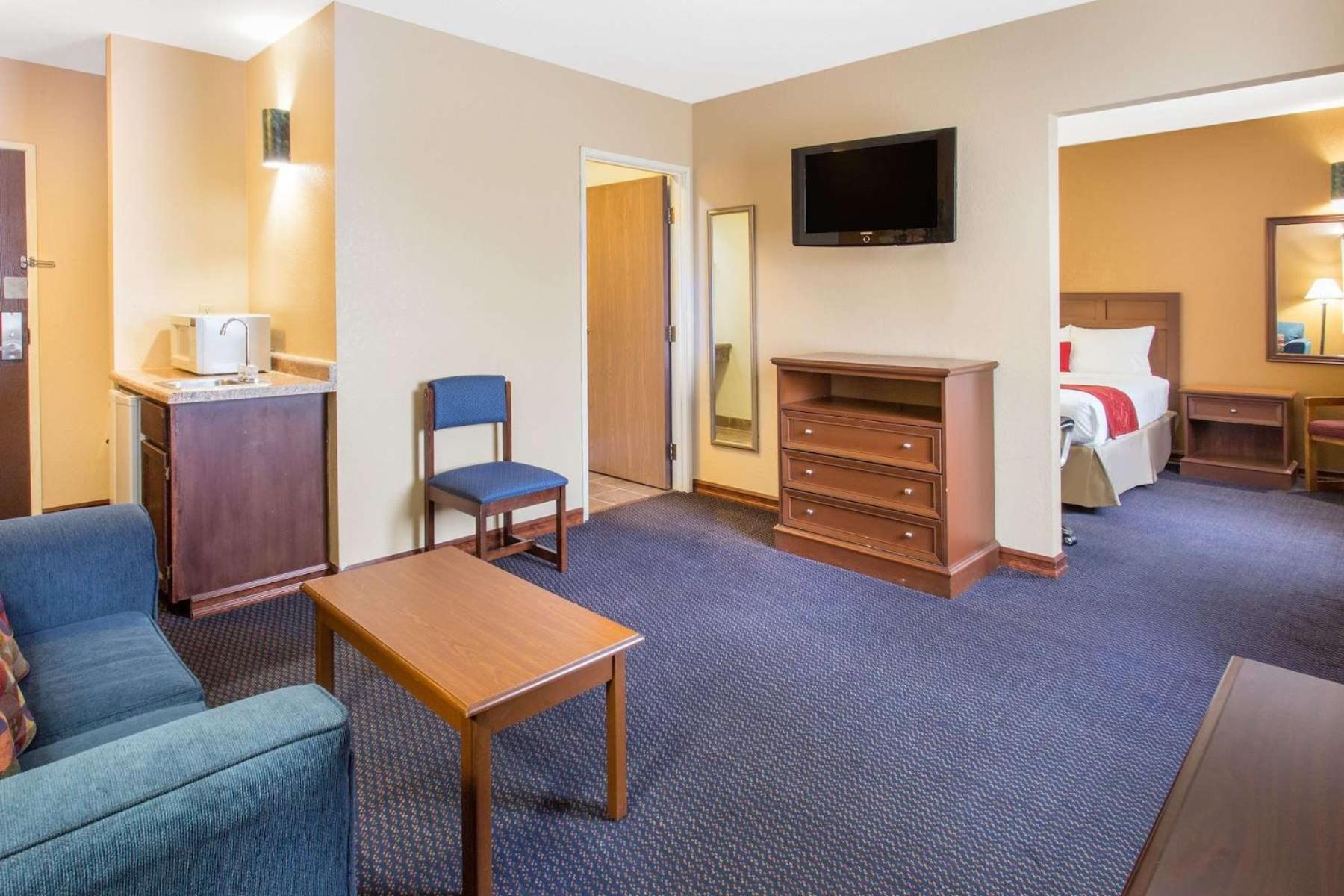 One-Bedroom King Suite - Non-Smoking - Photo 3