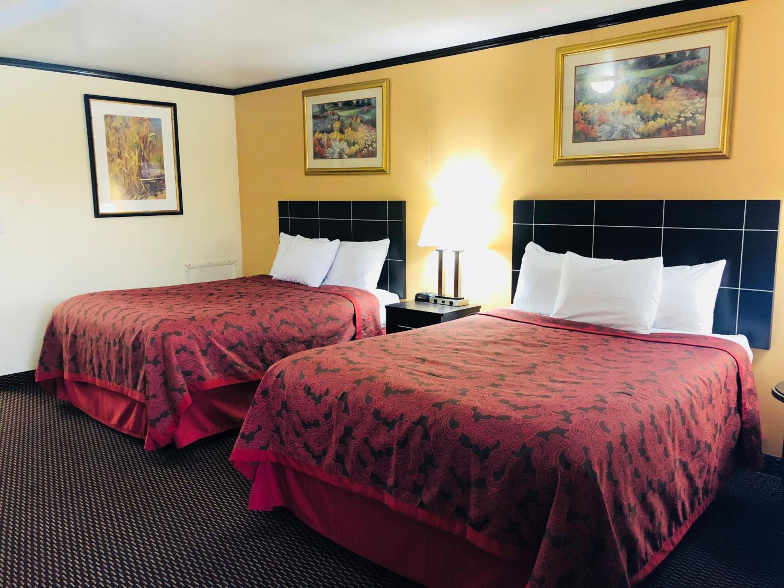 Queen Room with Two Queen Beds photo 1