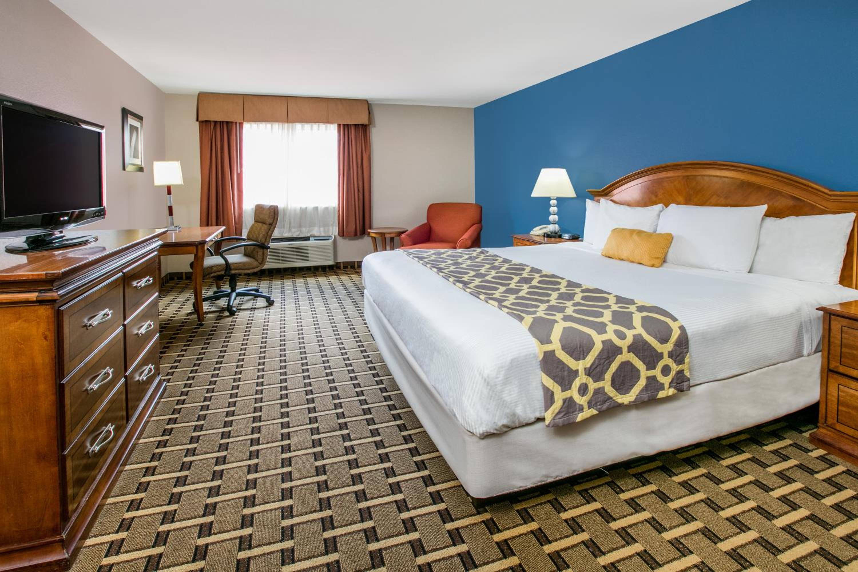 King Room - Non-Smoking - Photo 4