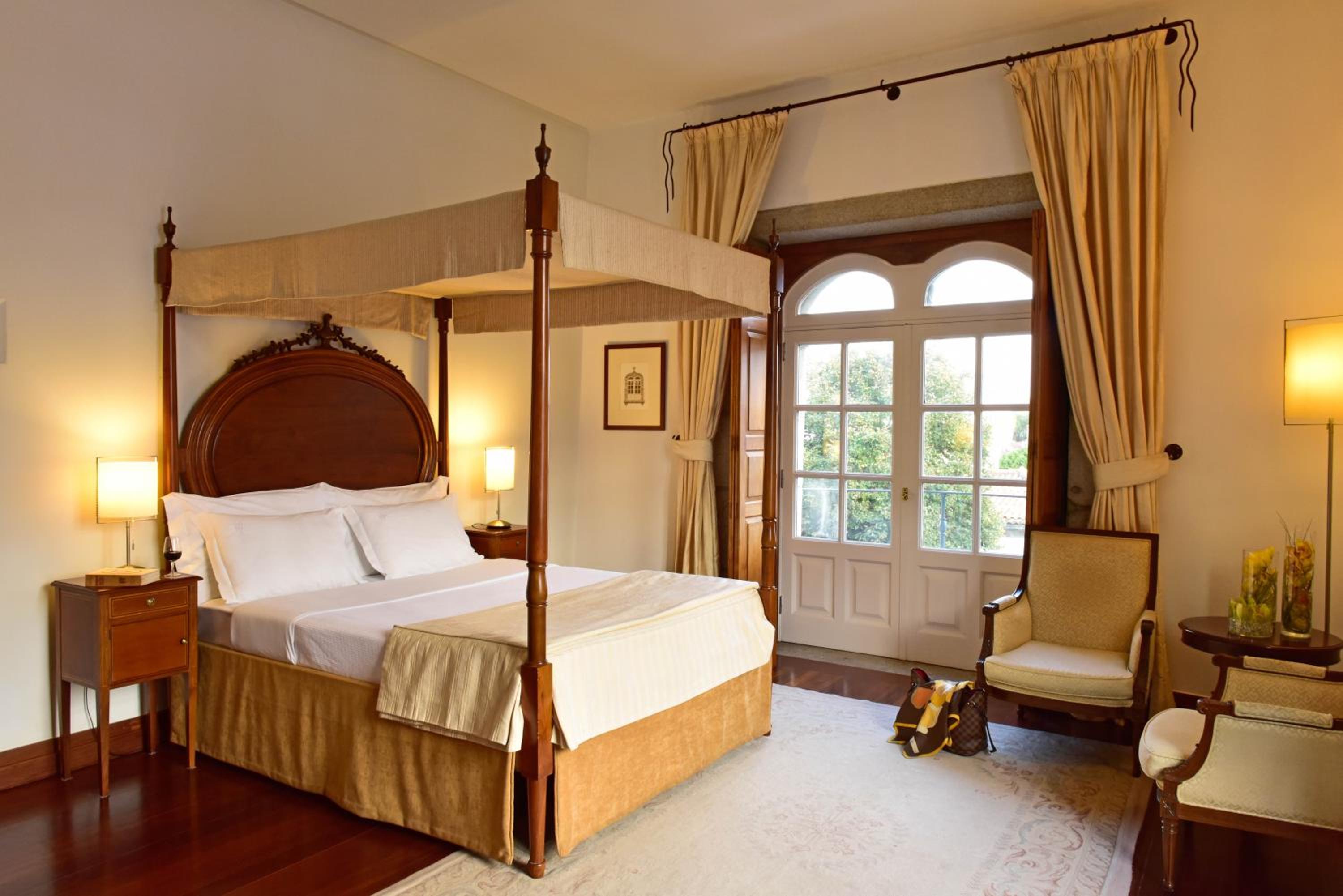 Deluxe Room - Photo 3
