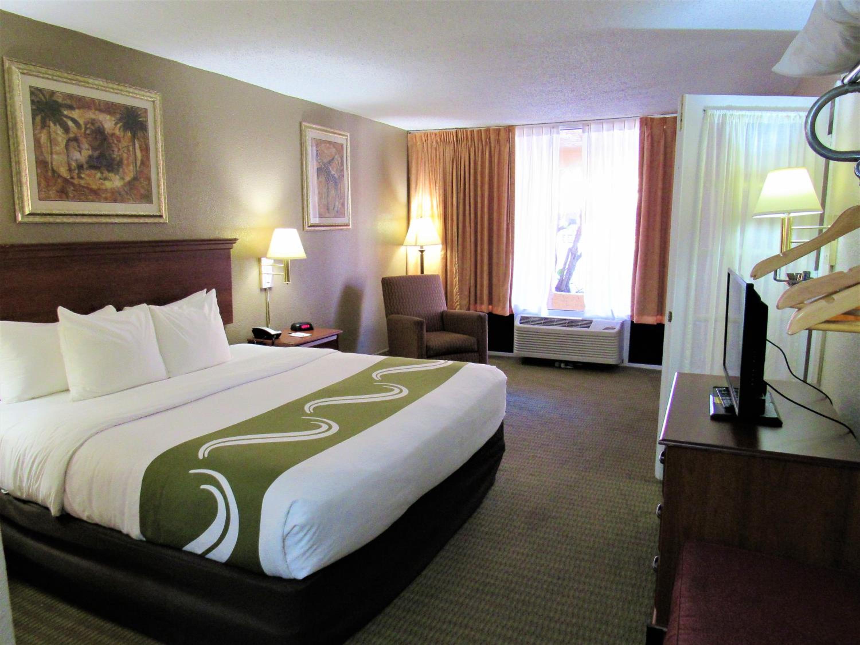 King Room - Non-Smoking - Photo 3