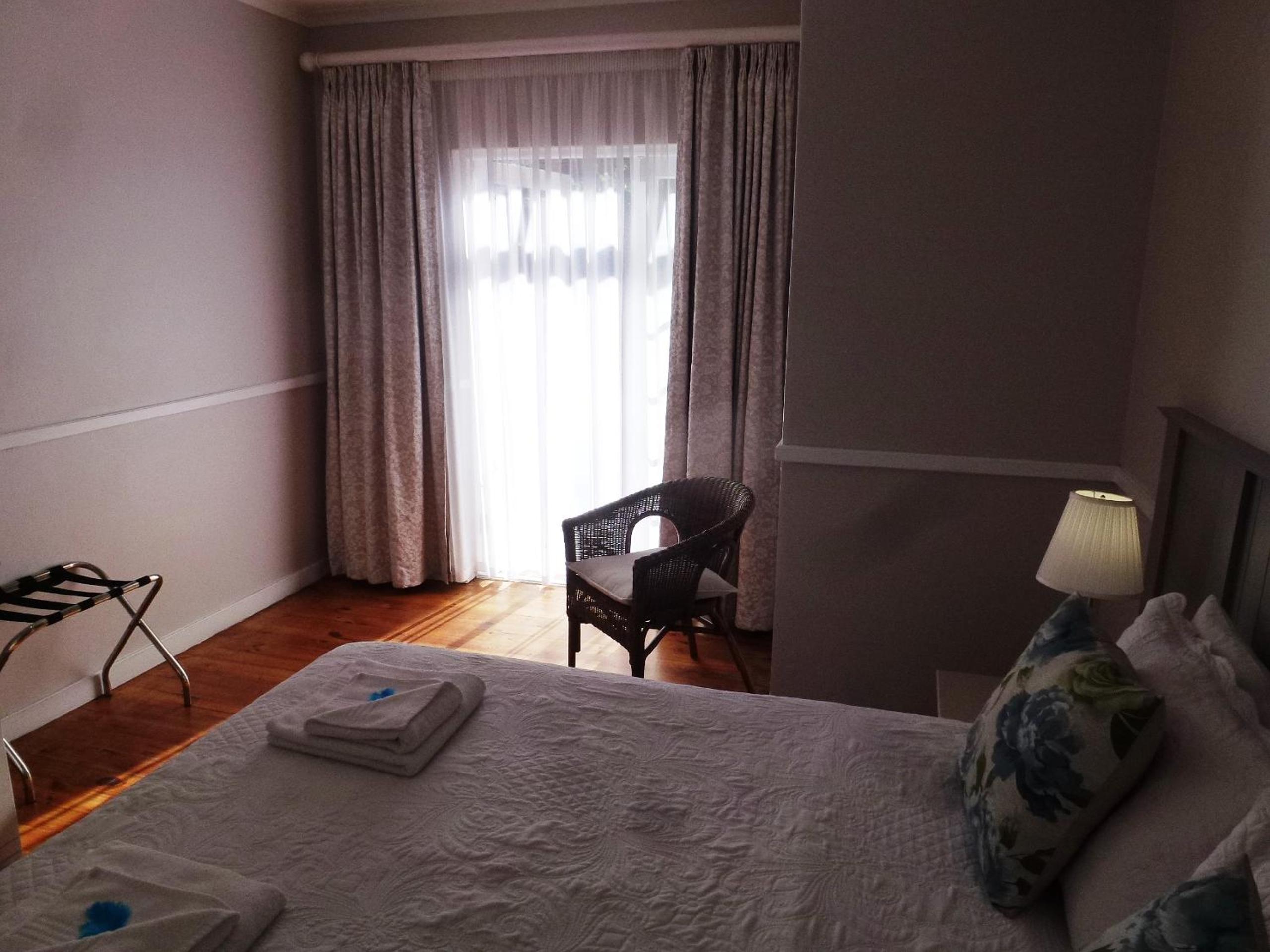 Pool Area Queen And Single Bed Room - Photo 13