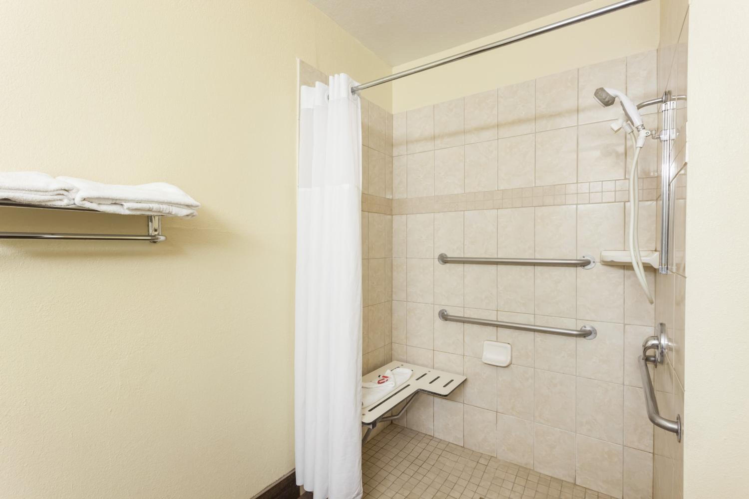 Super 8 by Wyndham Bakersfield South CA, Photo 3