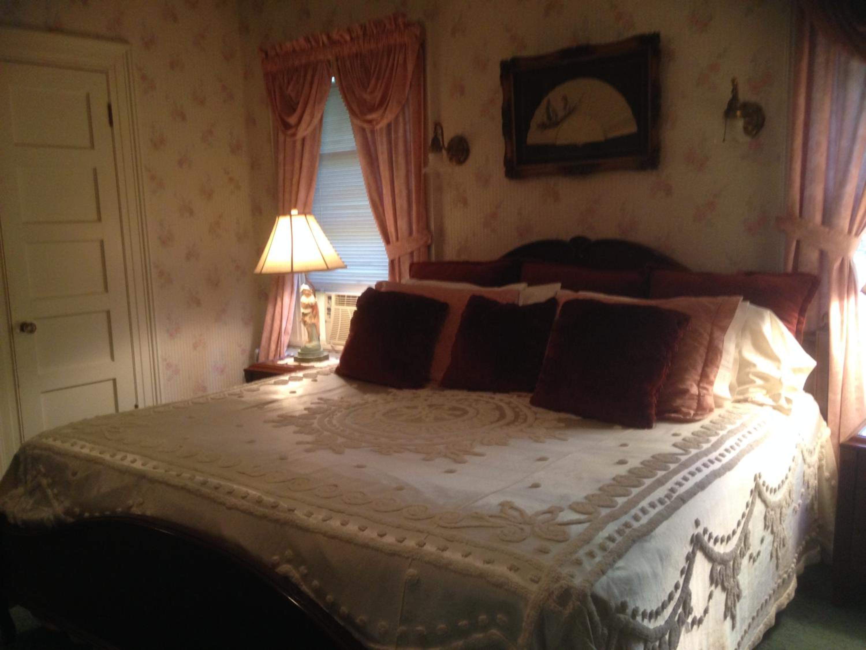 Deluxe King Suite - Photo 12