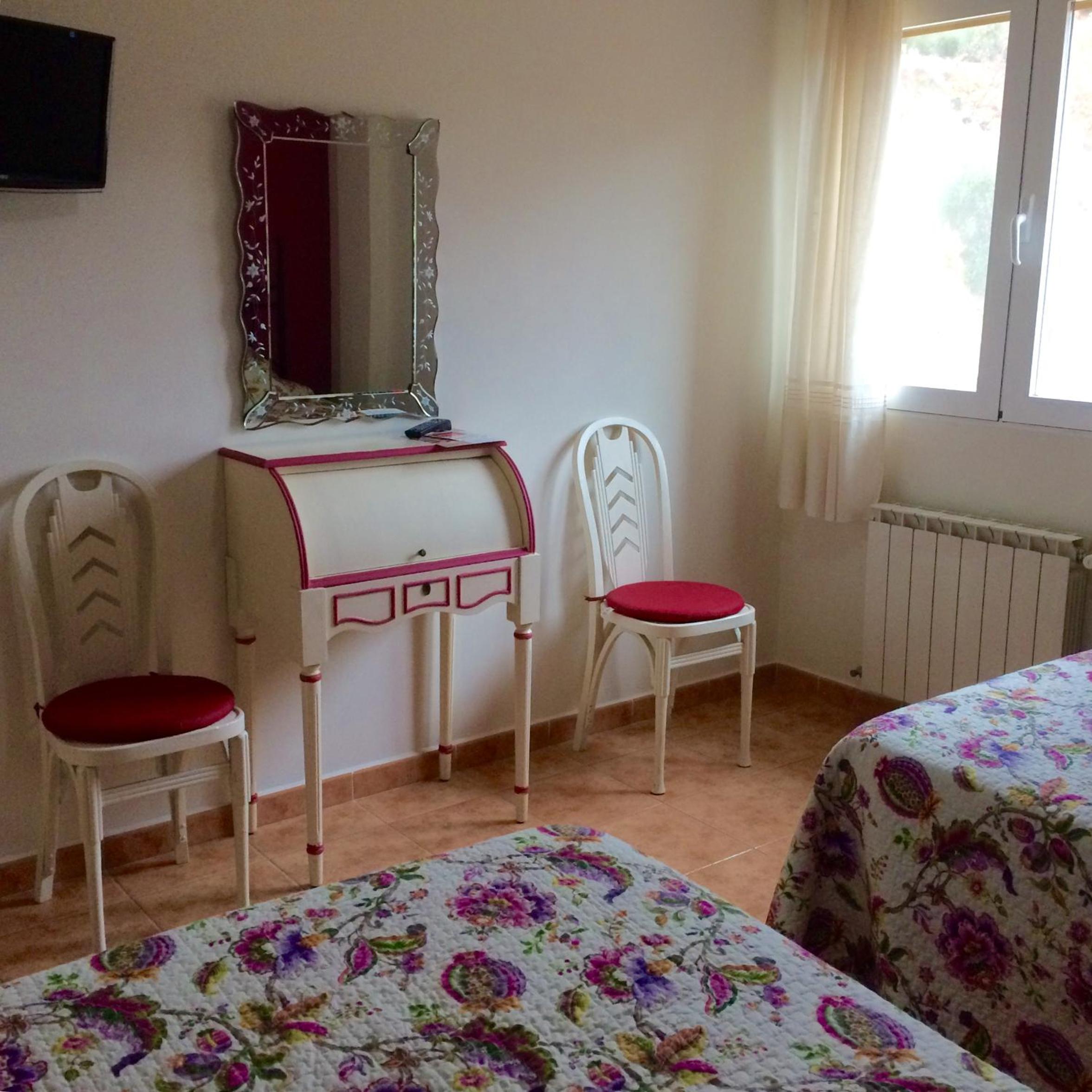 Double or Twin Room - Photo 8