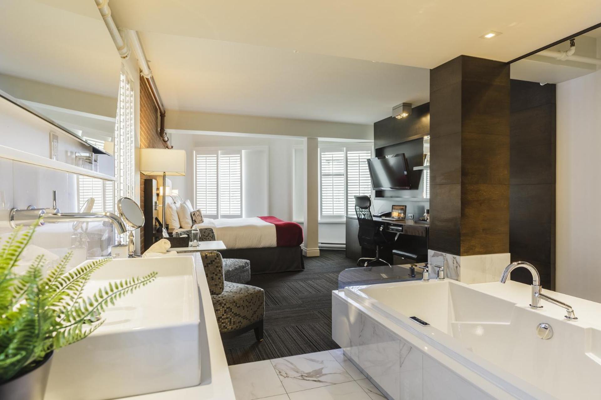 King Suite with open bathroom - Photo 4