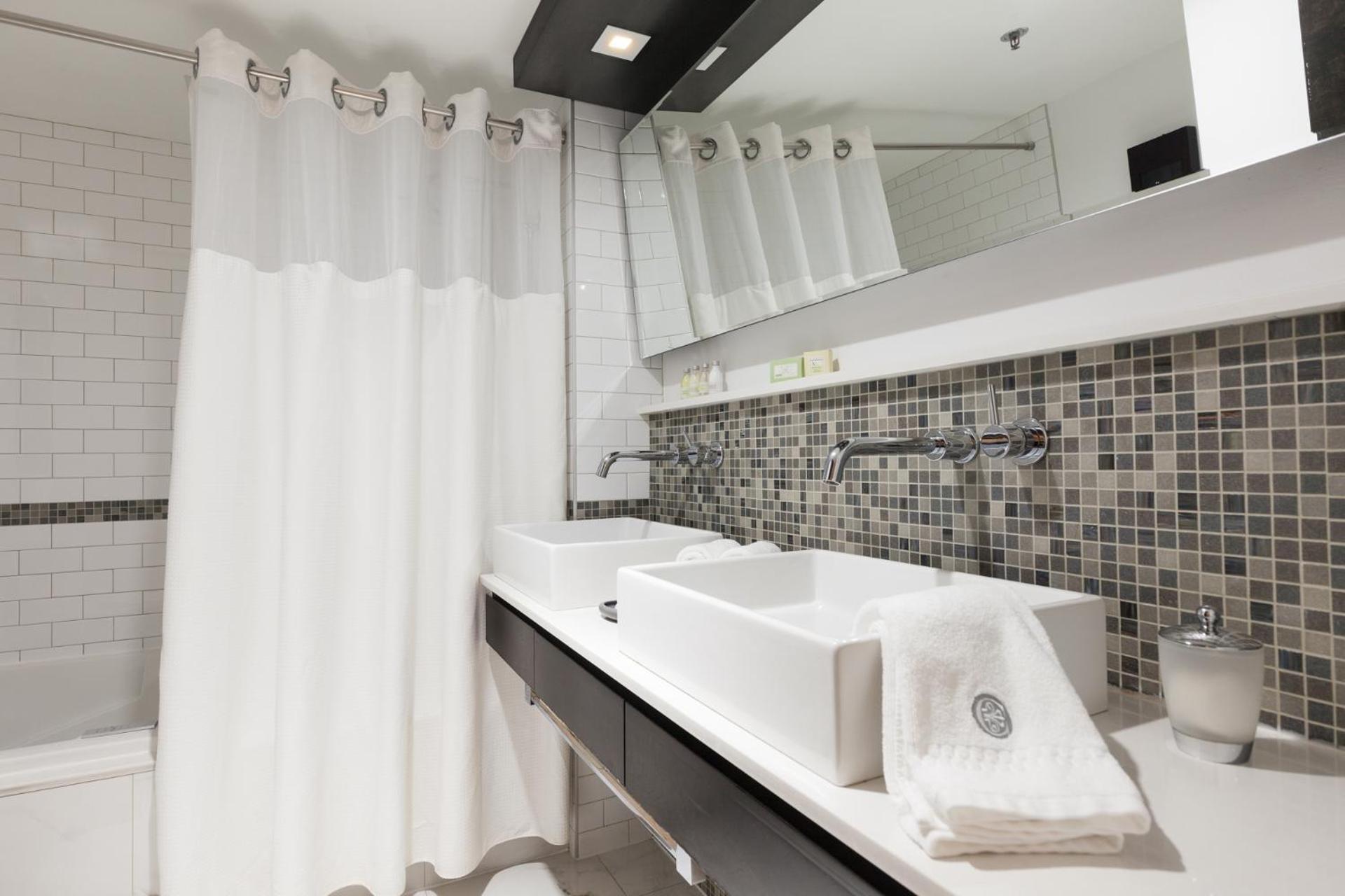 Suite with Two Double Beds - Photo 2