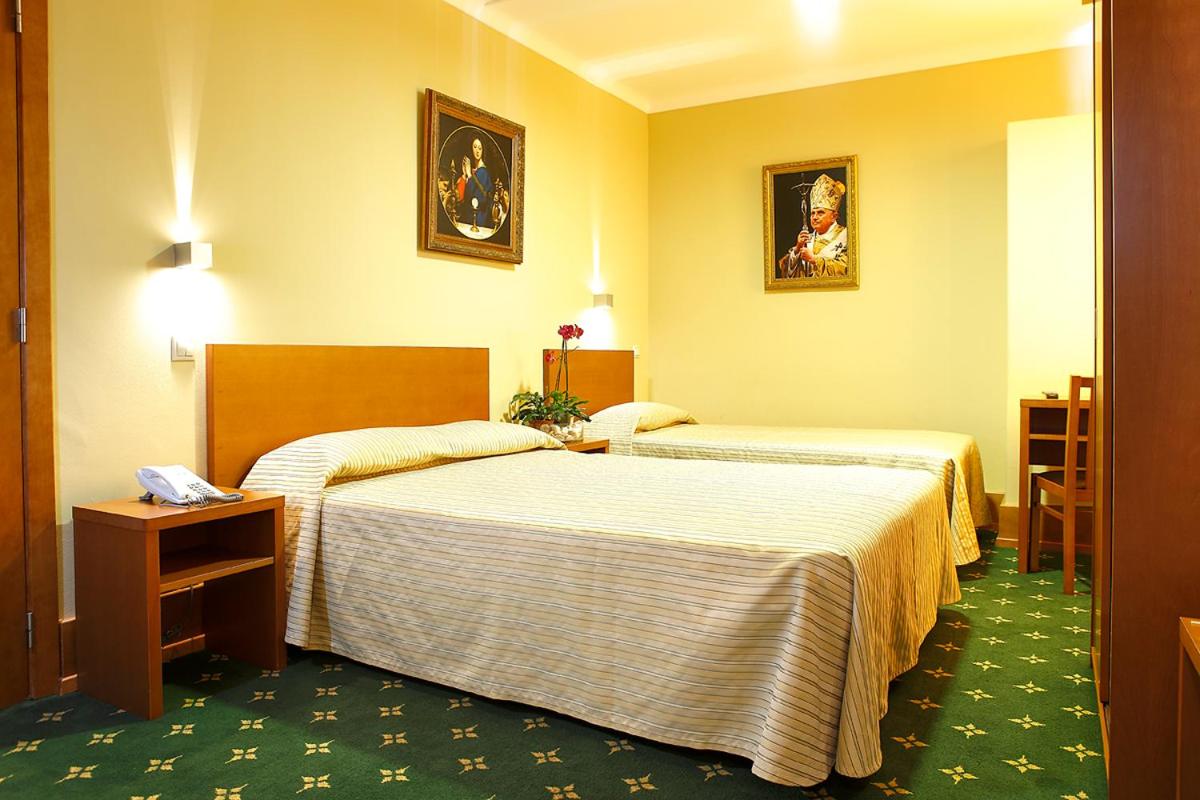 Double or Twin Room with Extra Bed - Photo 1