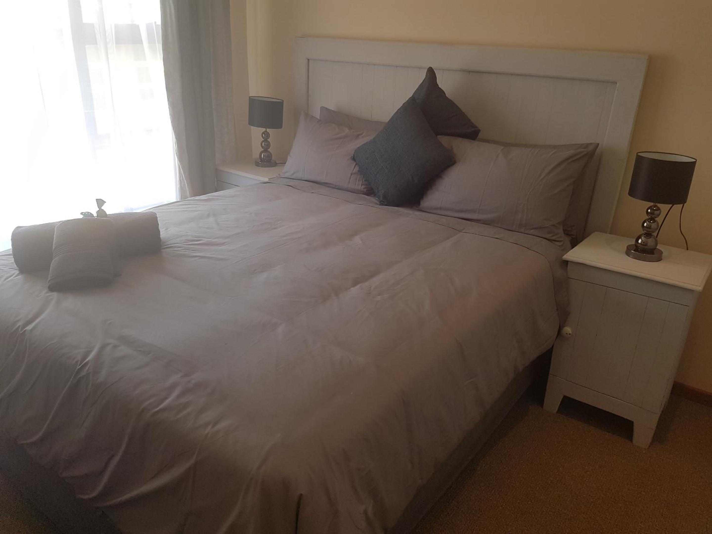 Queen Room with Shared Bathroom photo 1