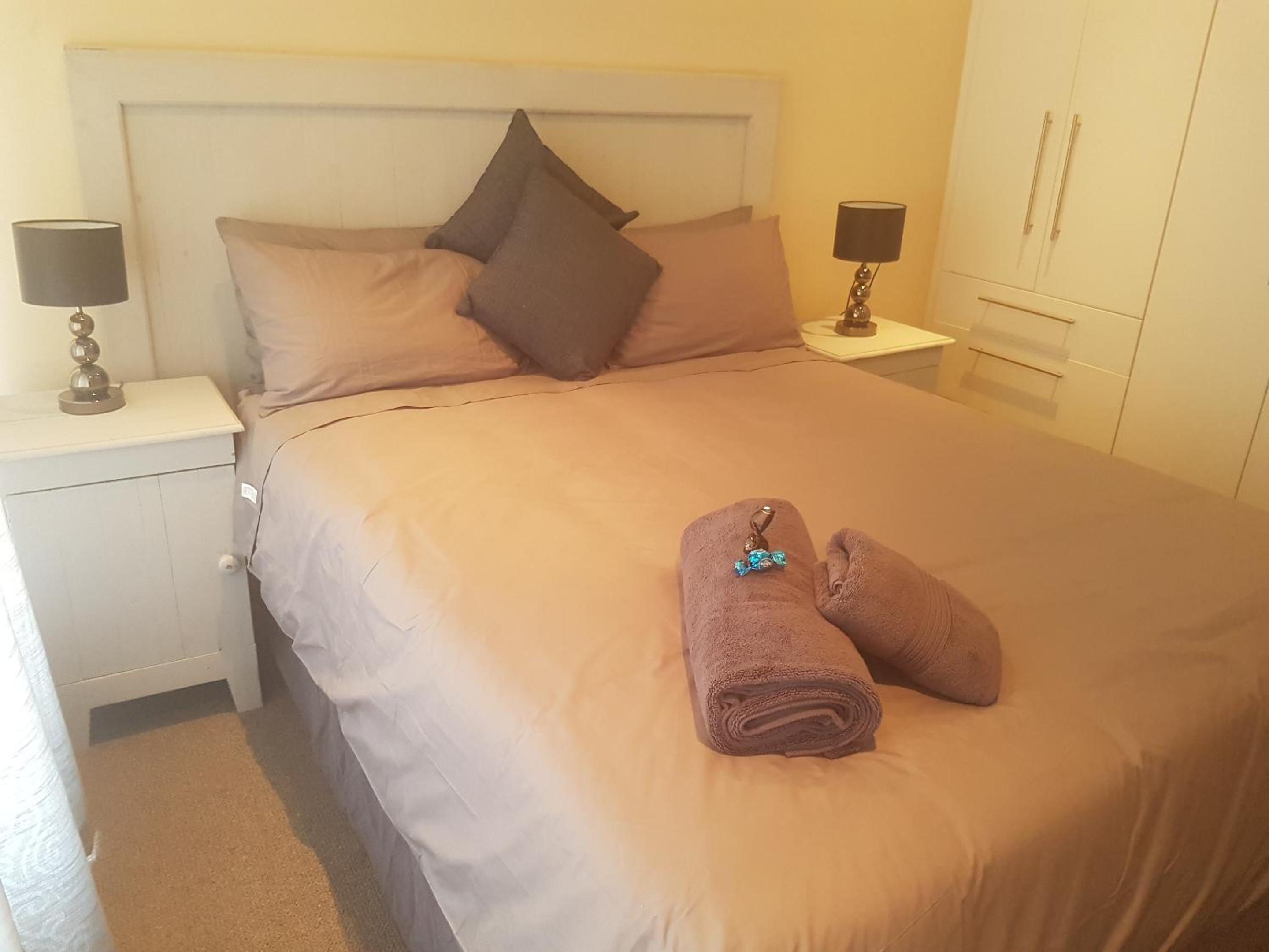 Queen Room with Shared Bathroom photo 2