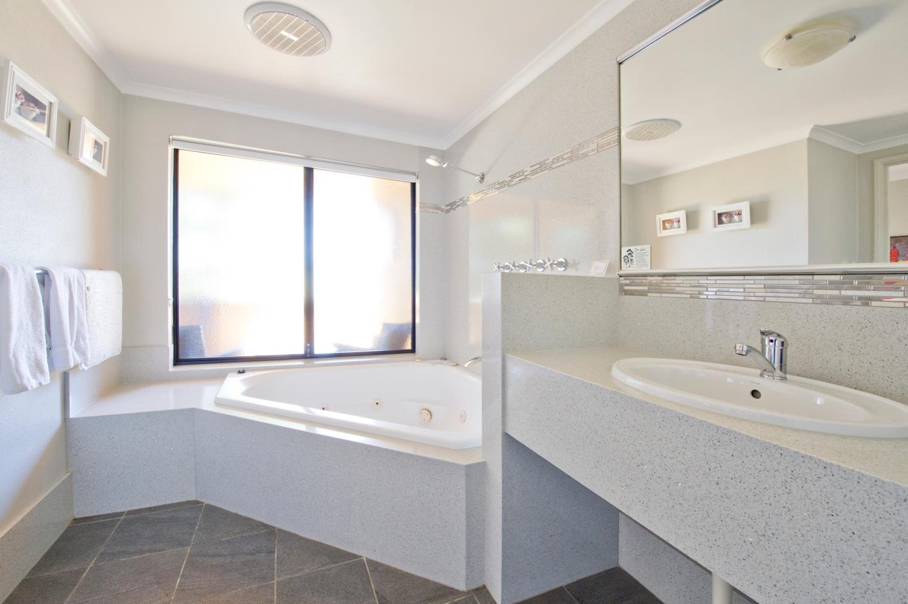 Deluxe Suite with Spa Bath & Private Courtyard photo 2