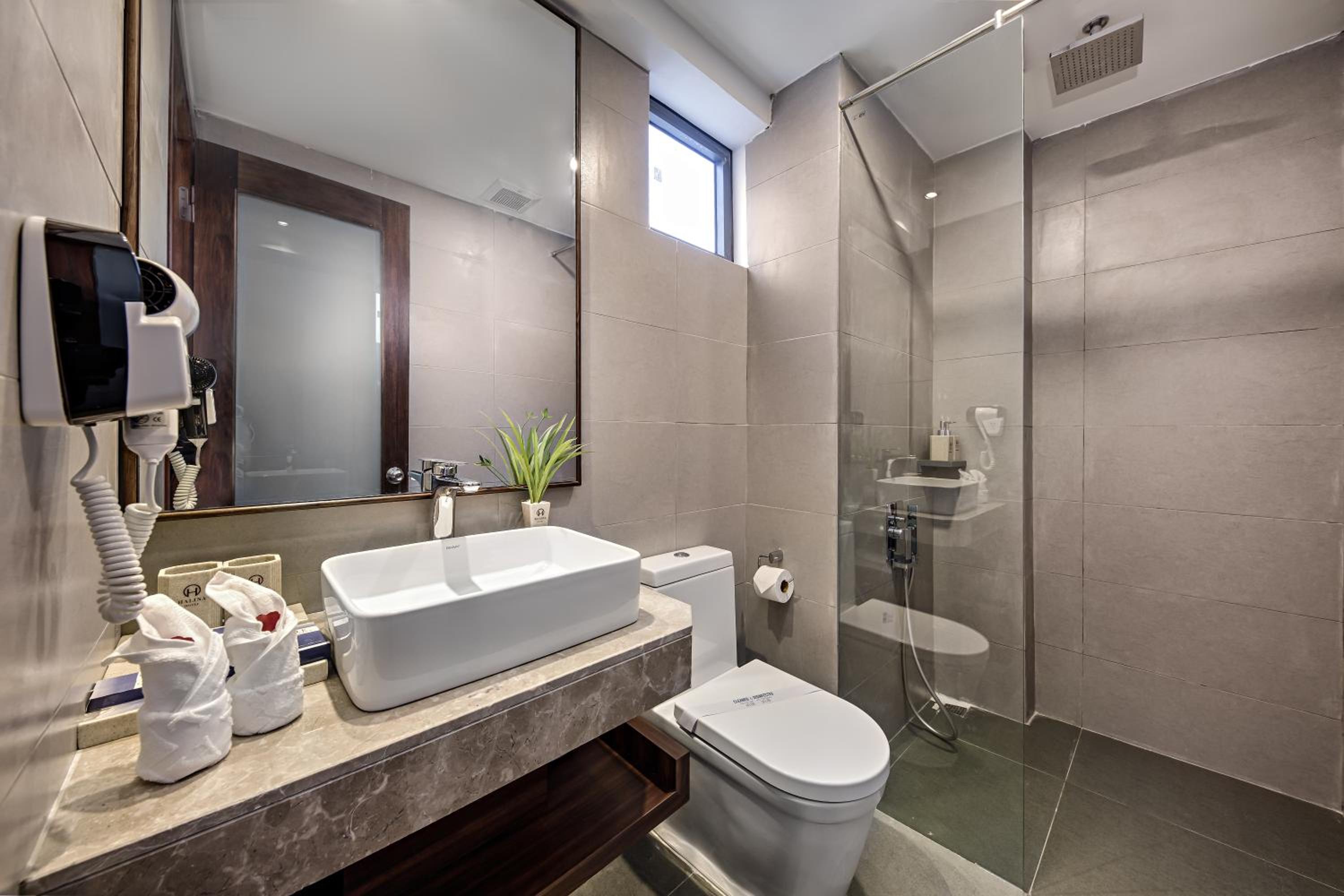Deluxe Triple Room with City View photo 2