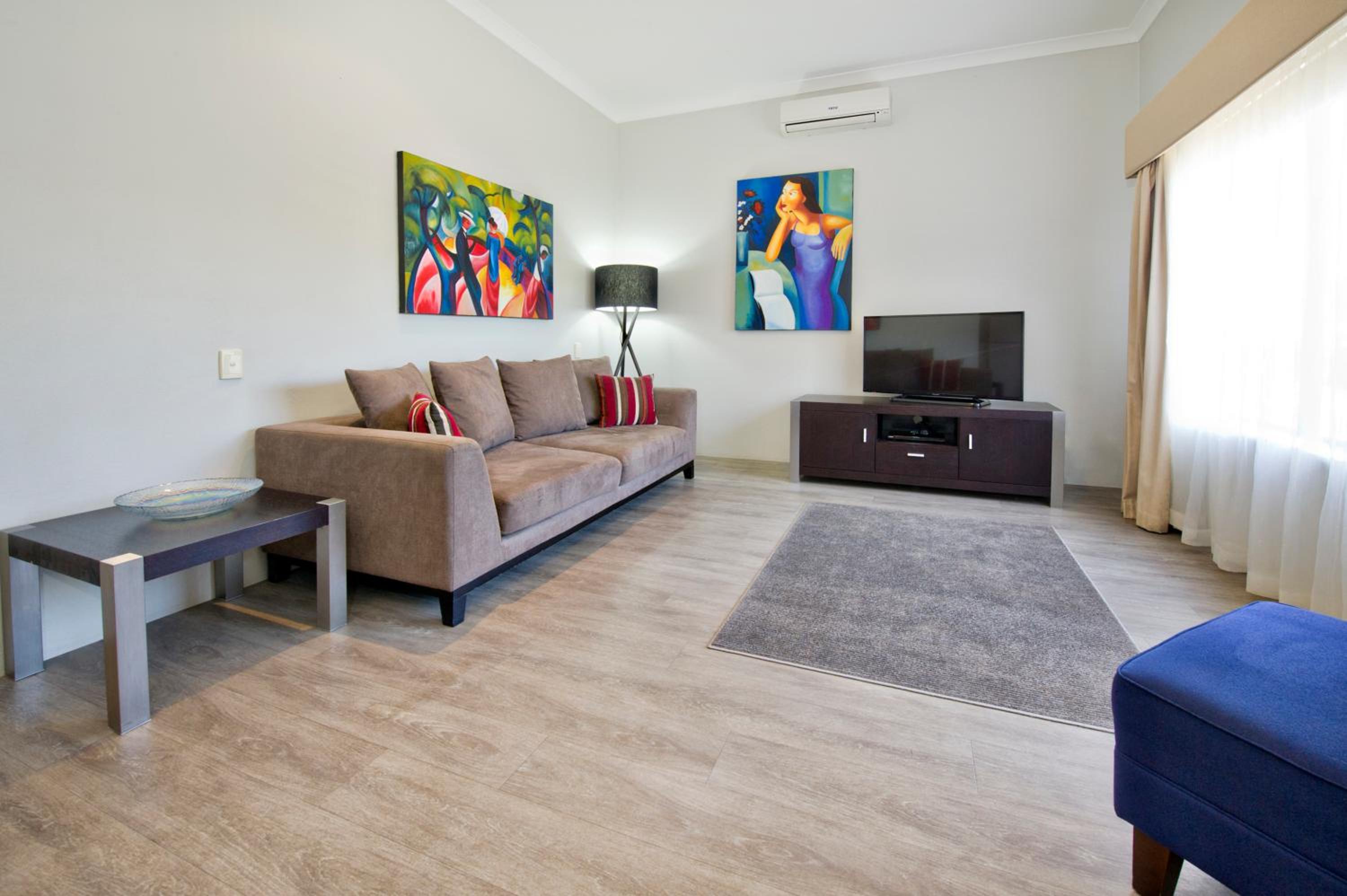 Deluxe One-Bedroom Apartment & Private Courtyard