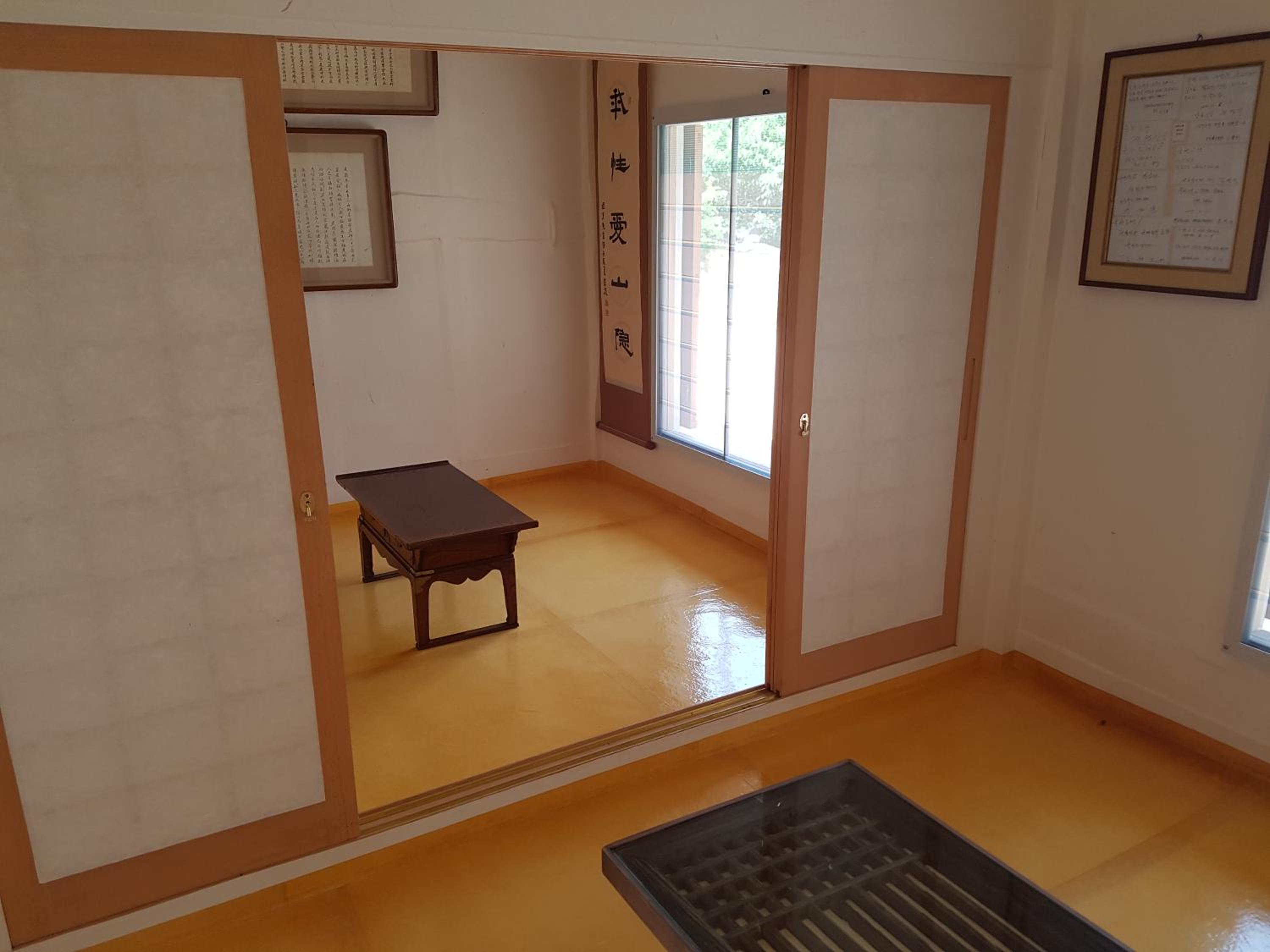 Family Room with Shared Bathroom photo 3