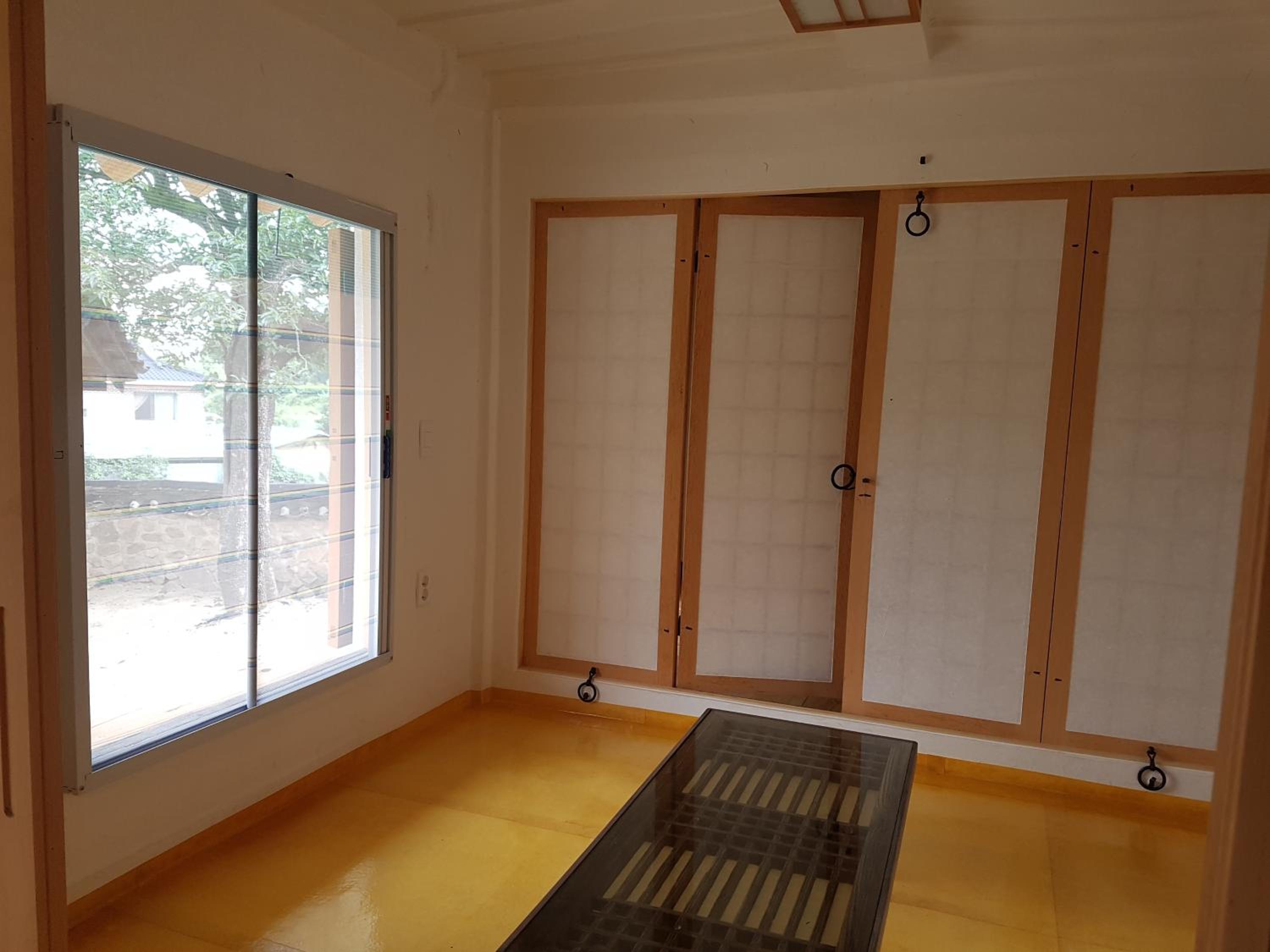 Family Room with Shared Bathroom photo 2