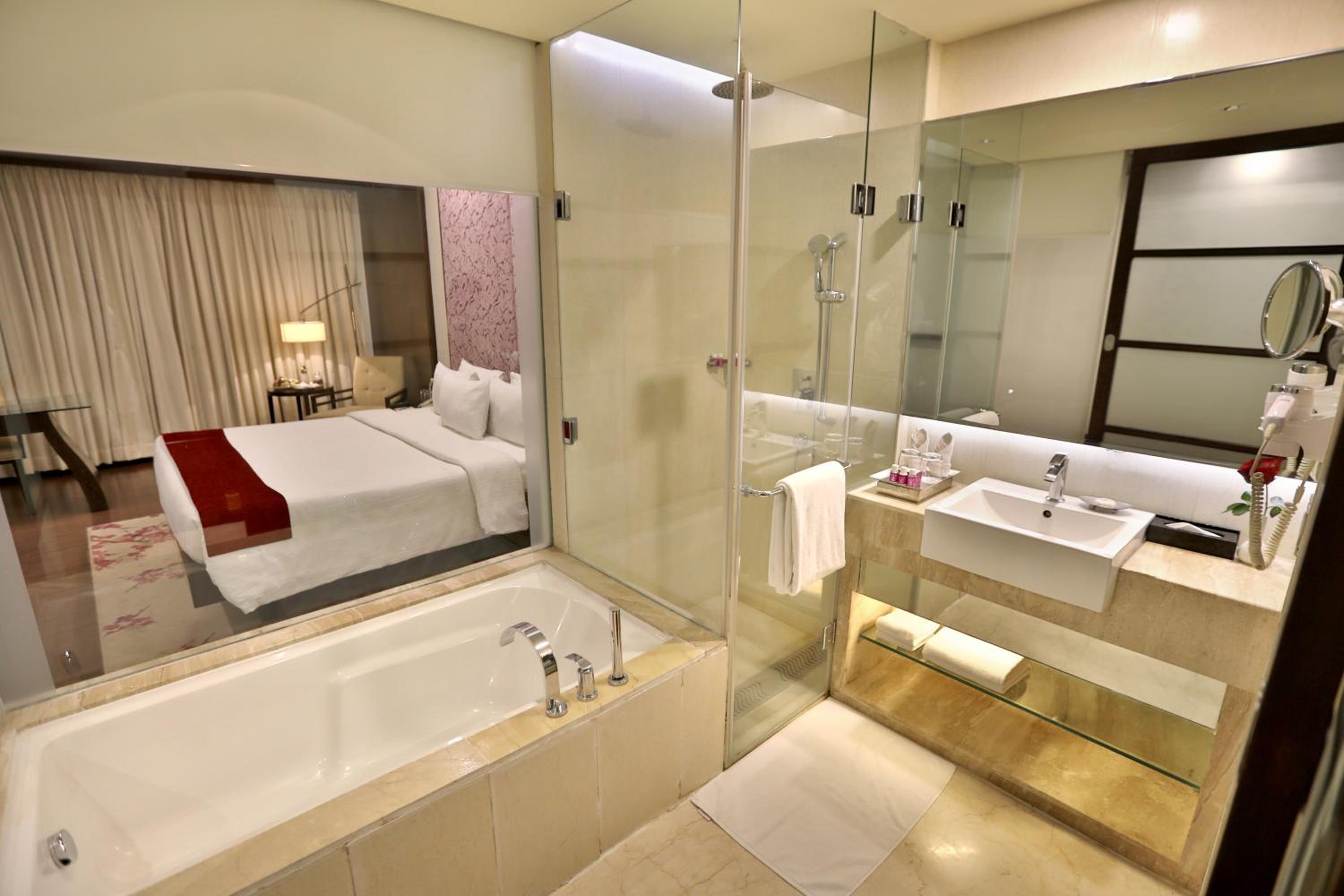 Deluxe King Bed with Bath Tub