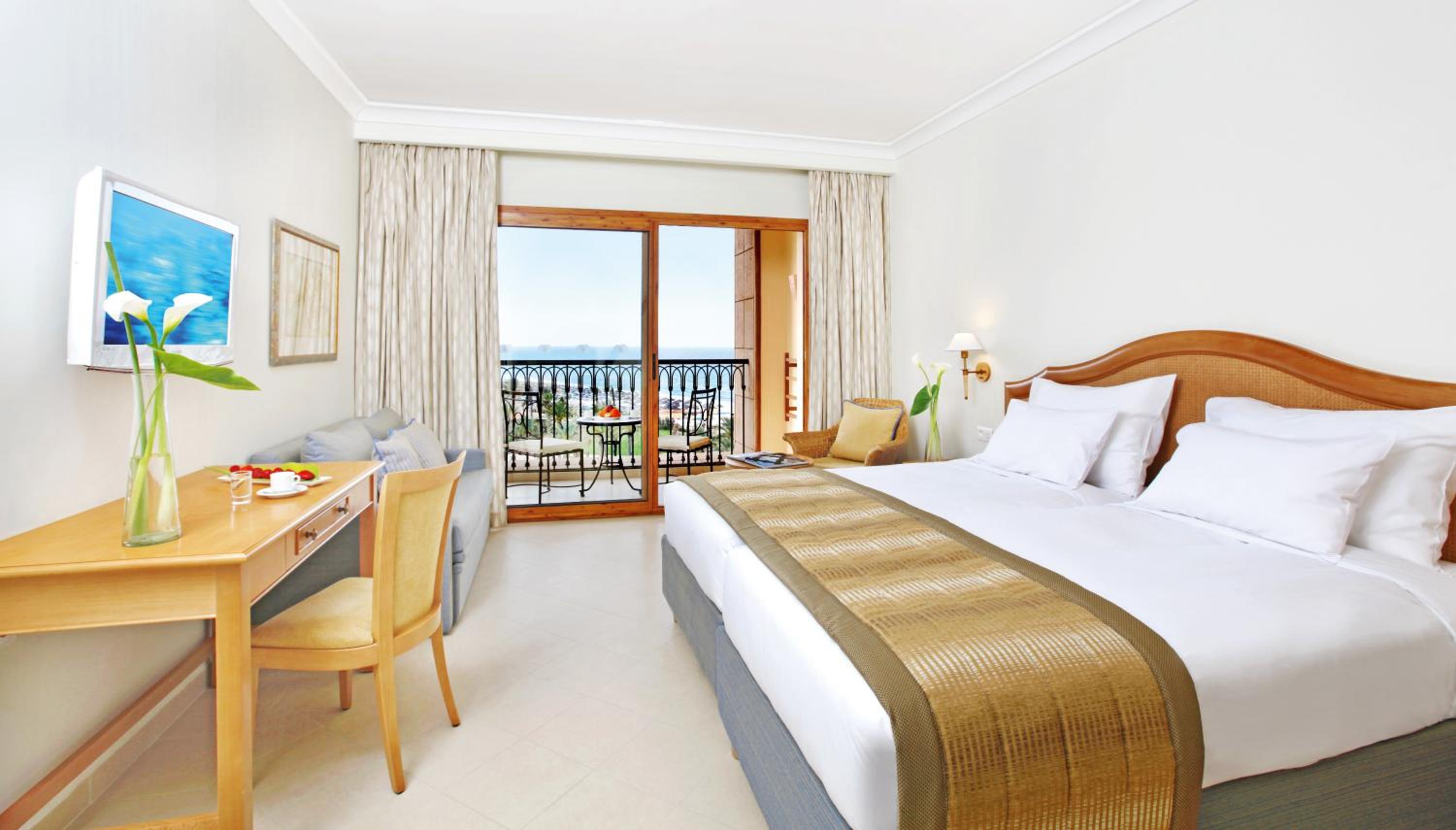 Classic King Room with Partial Sea View - Photo 1