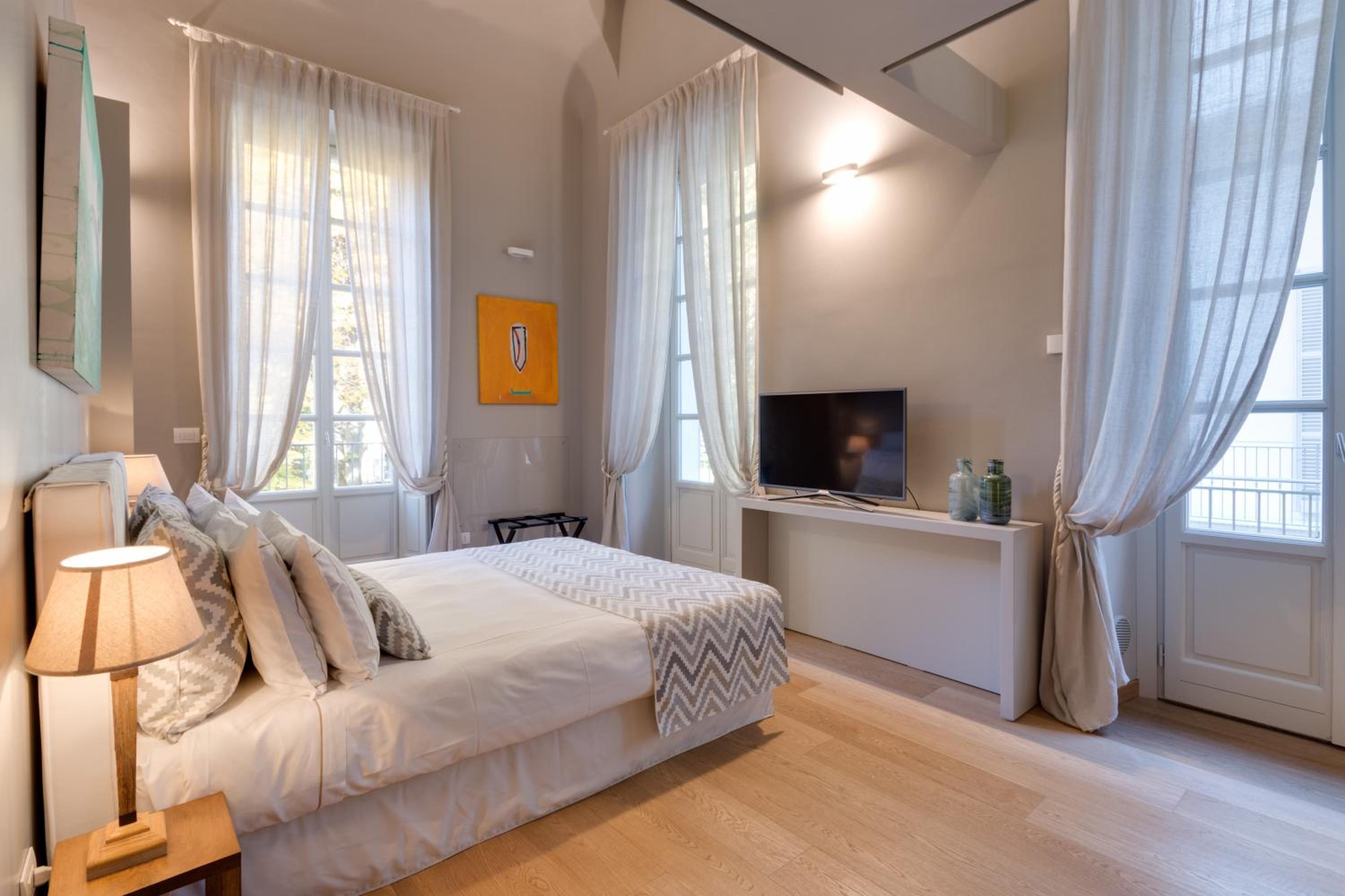 Apartment with Balcony - Photo 6