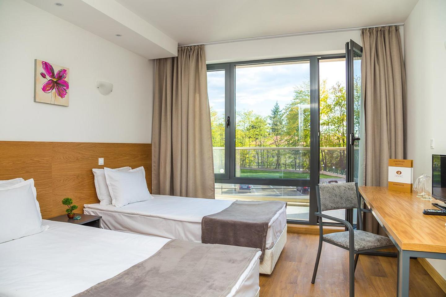 Double Room with Balcony (2 Adults + 1 Child) photo 2