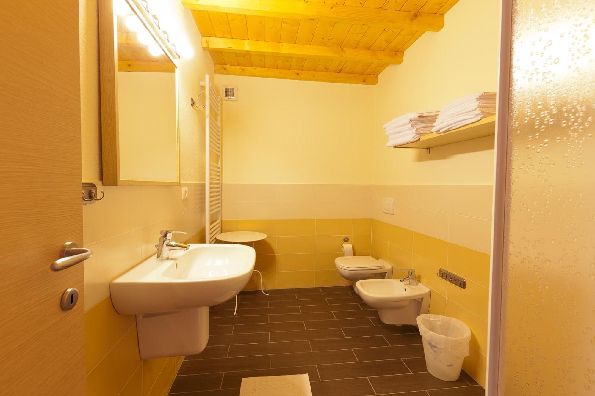 Deluxe Family Suite - Photo 6