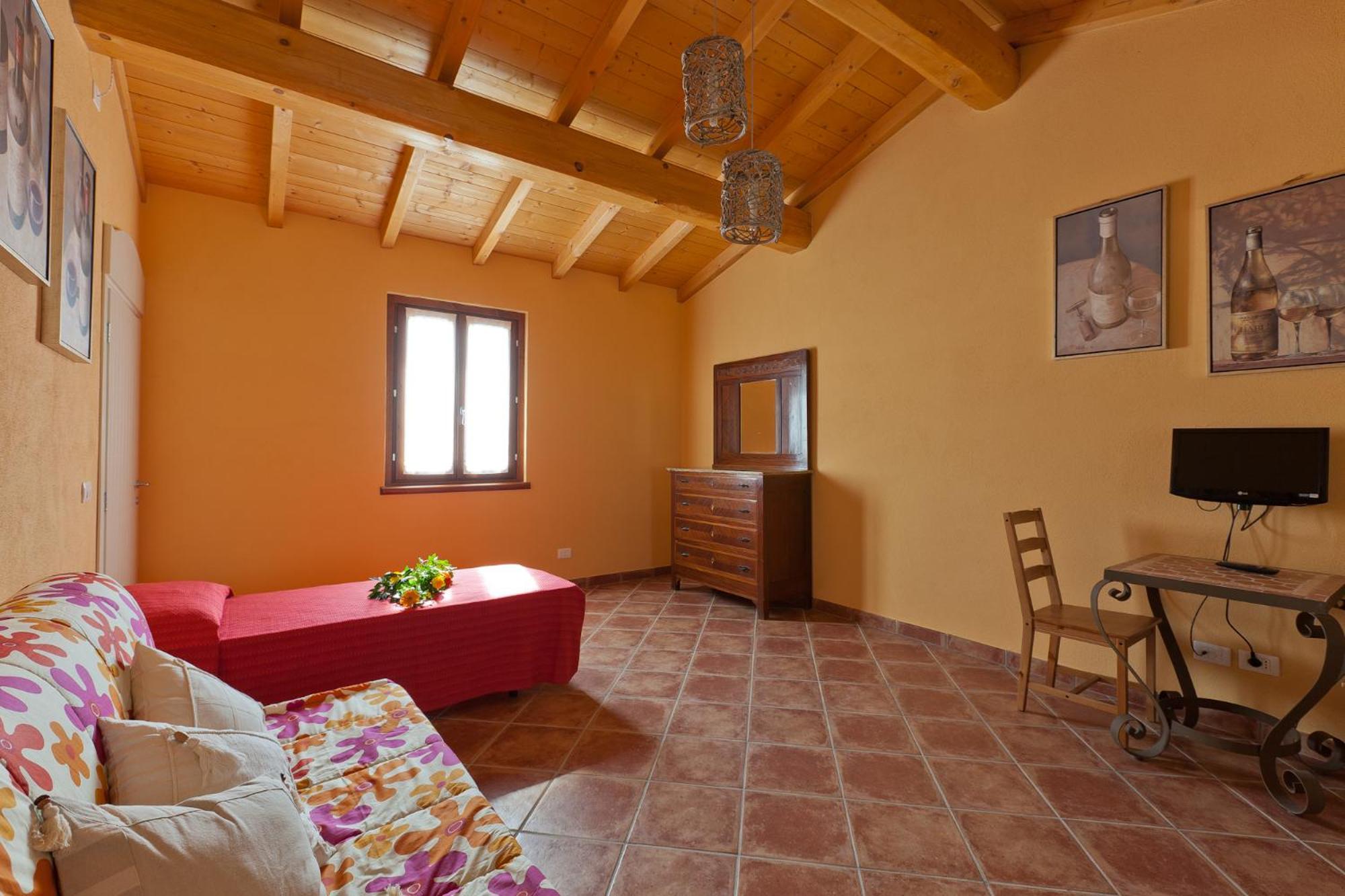 Deluxe Family Suite - Photo 4