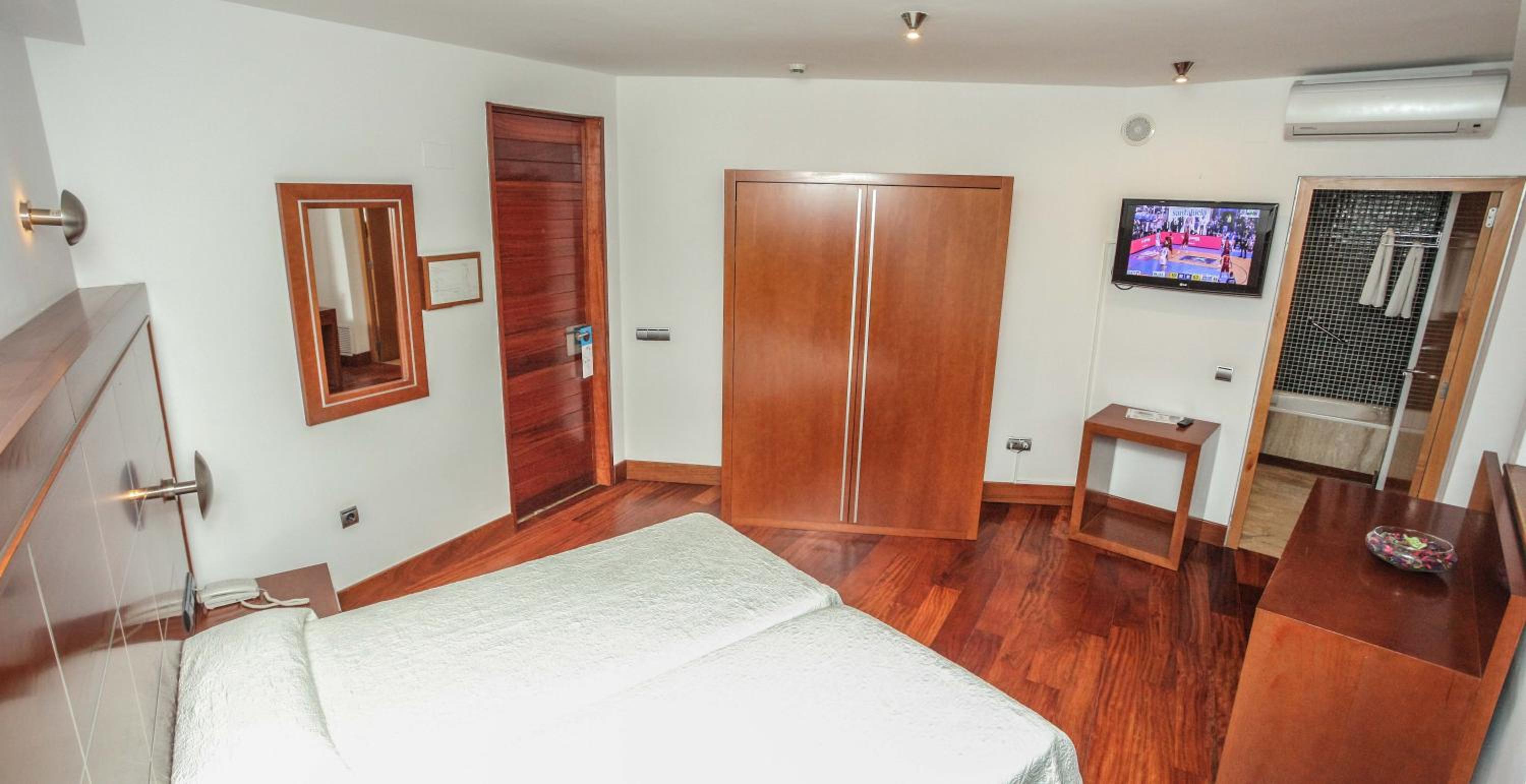 Standard Twin Room - Photo 5