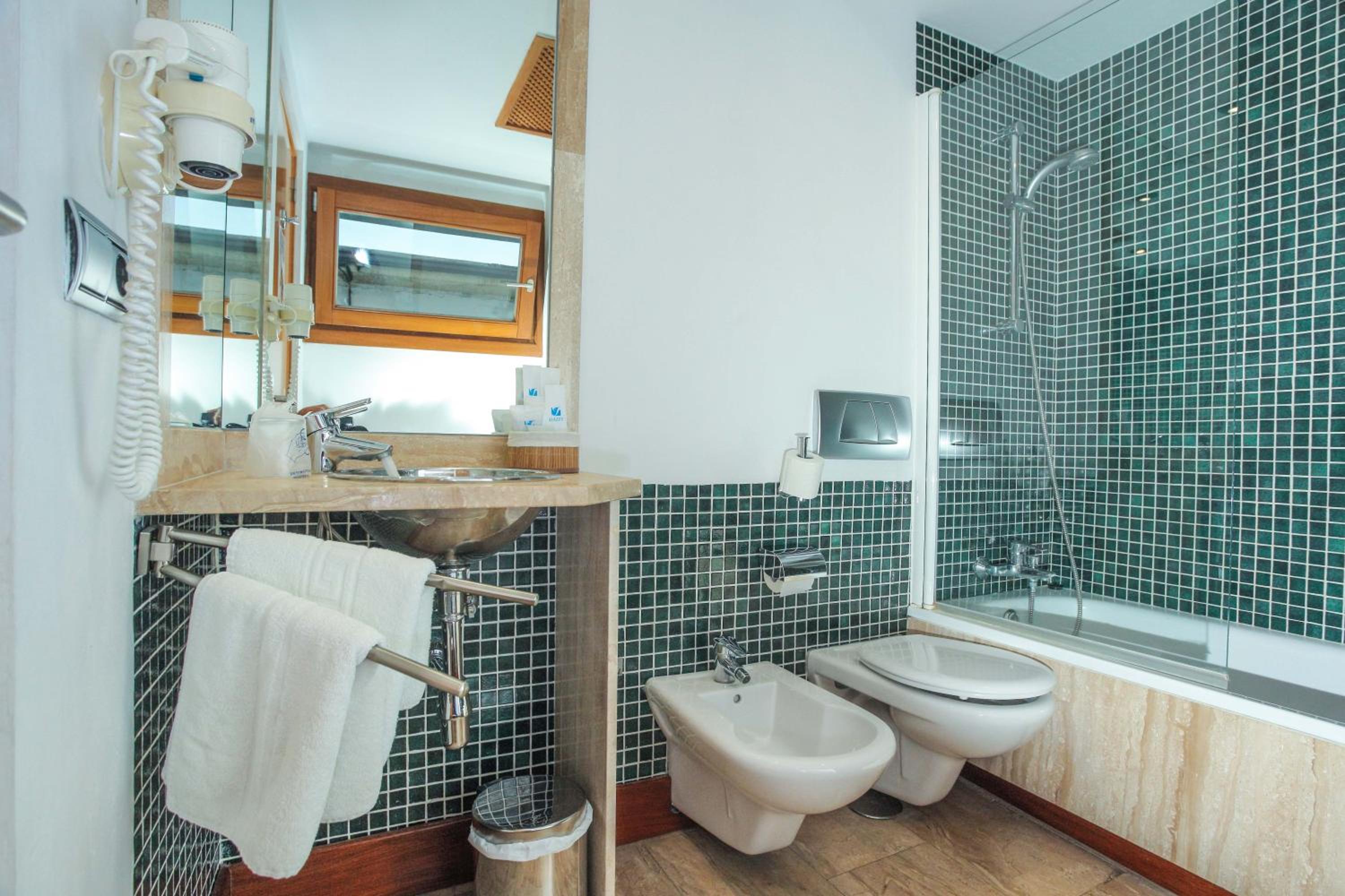 Standard Twin Room - Photo 2