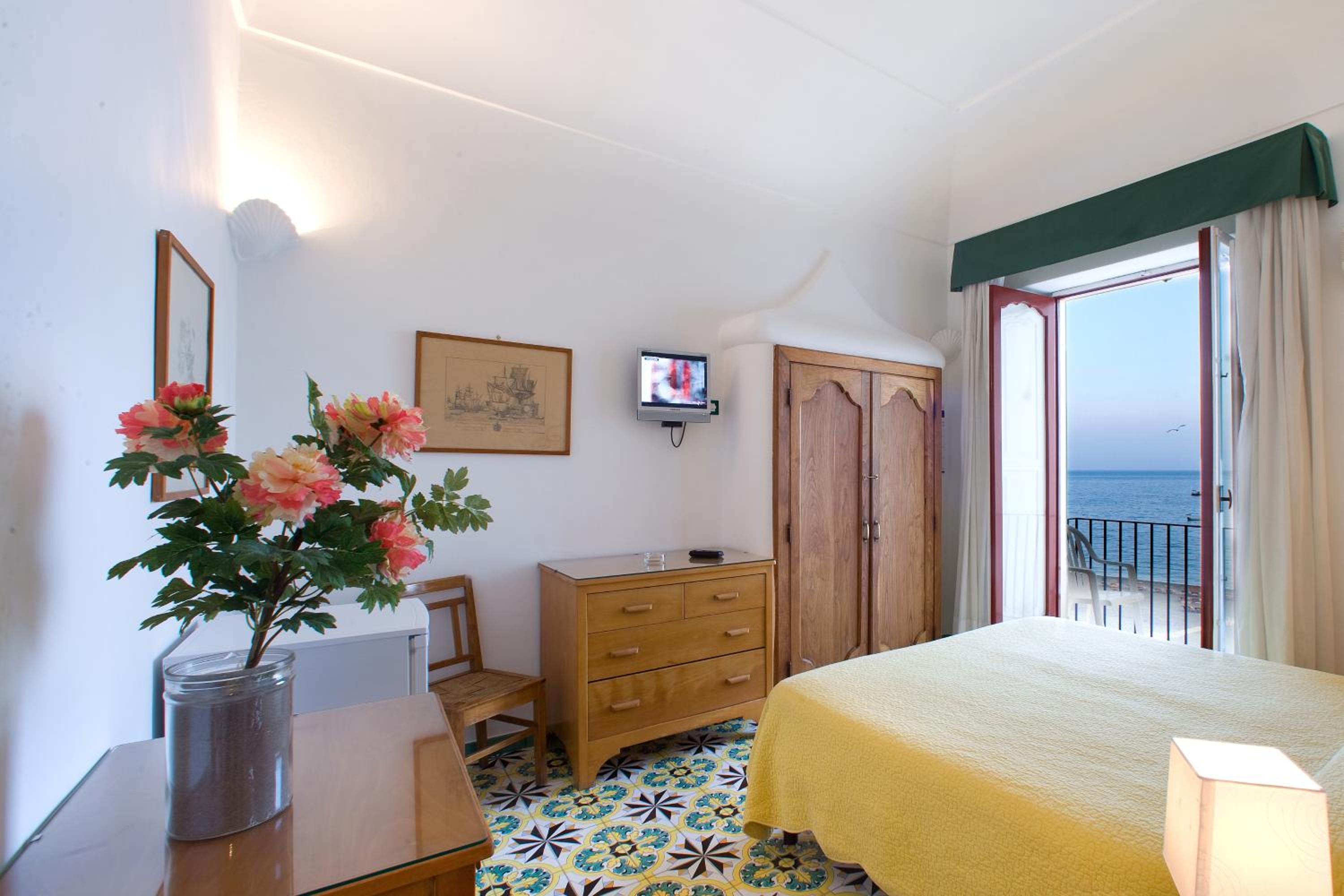 Double Room with Sea View - Photo 9