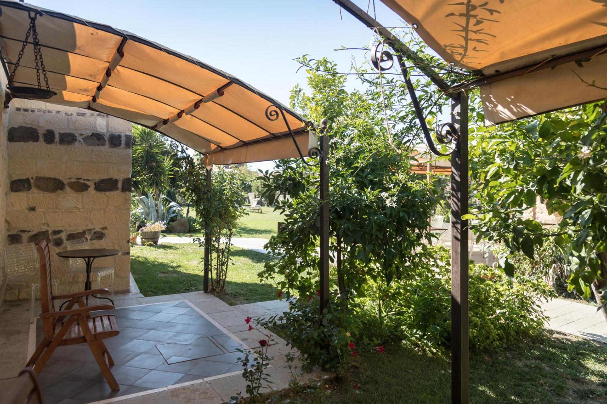 Double Room with Garden View - Photo 10