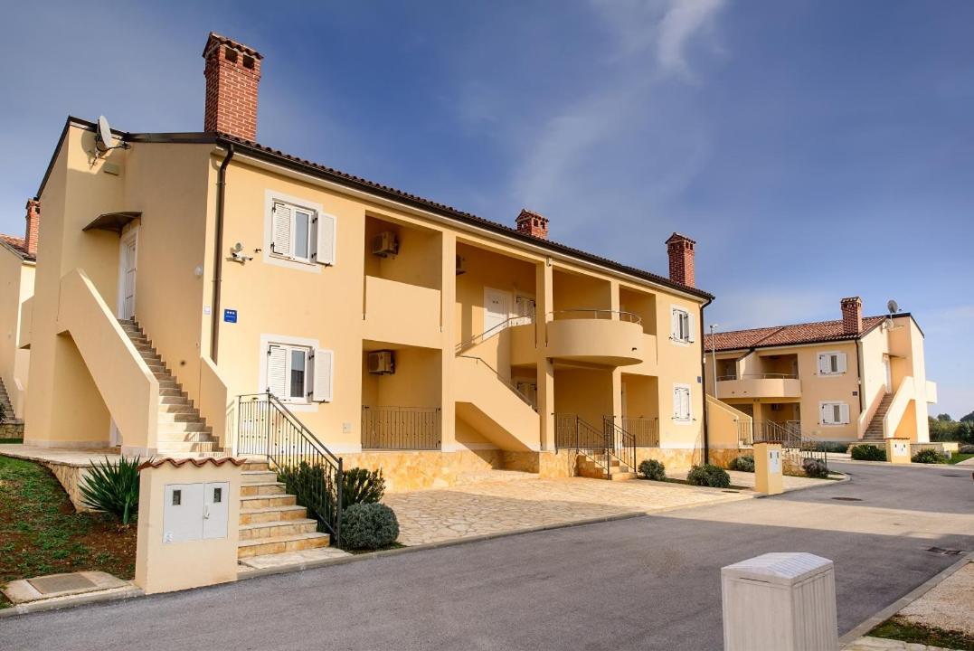 Three-Bedroom Apartment with Balcony Ground Floor photo 3