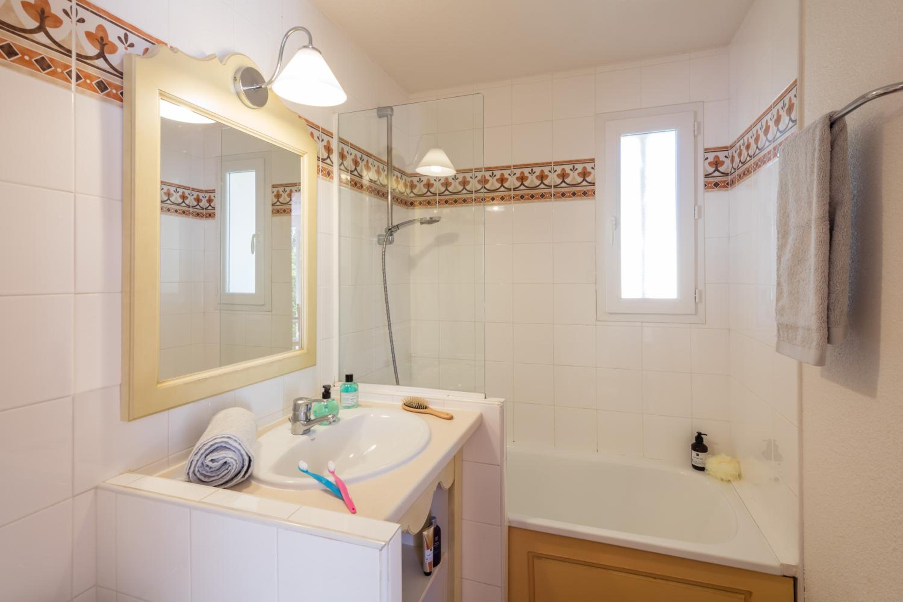 Superior One-Bedroom Apartment with Terrace (4 People) - Garden Level - Photo 2