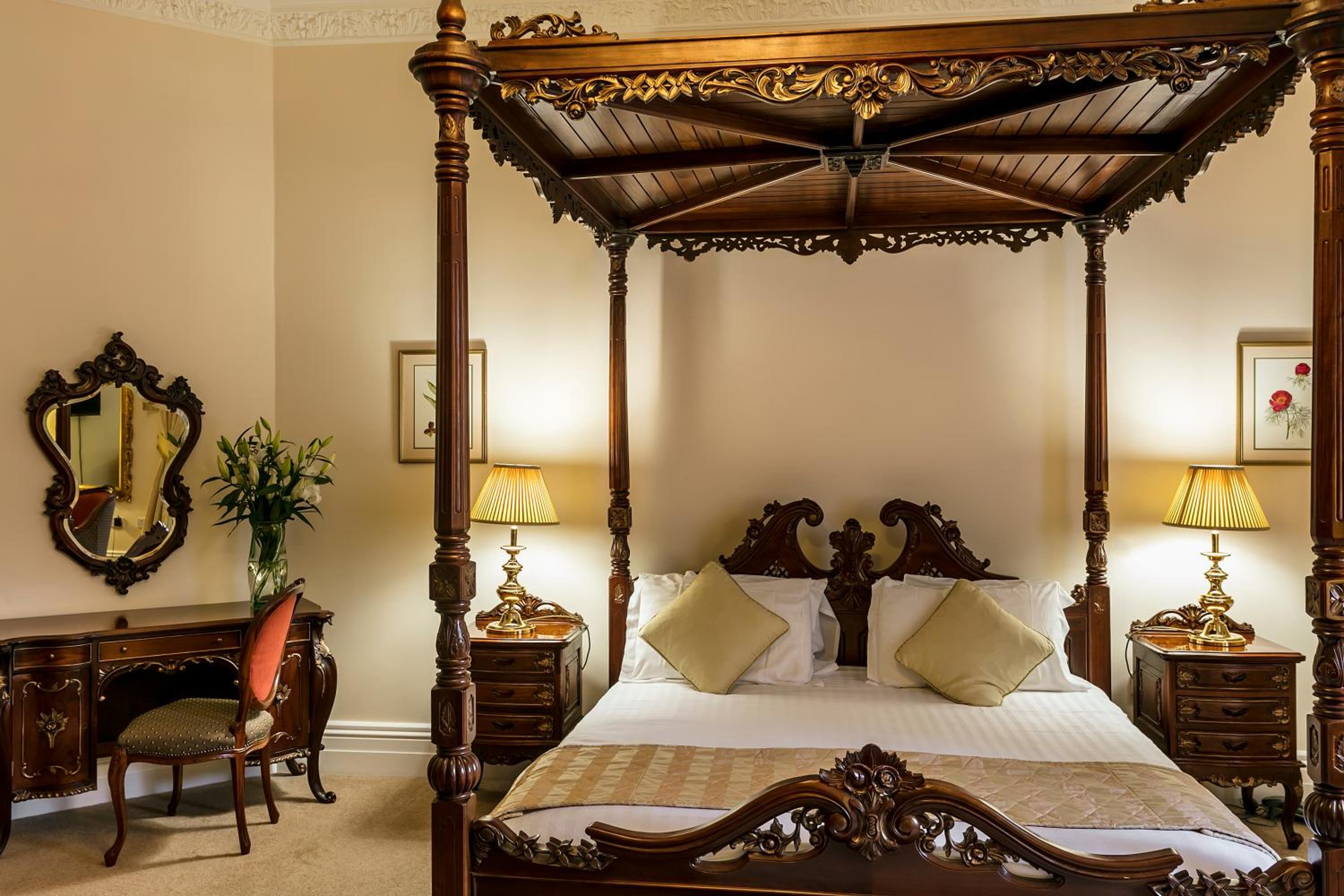 Double Room with Four Poster Bed photo 2